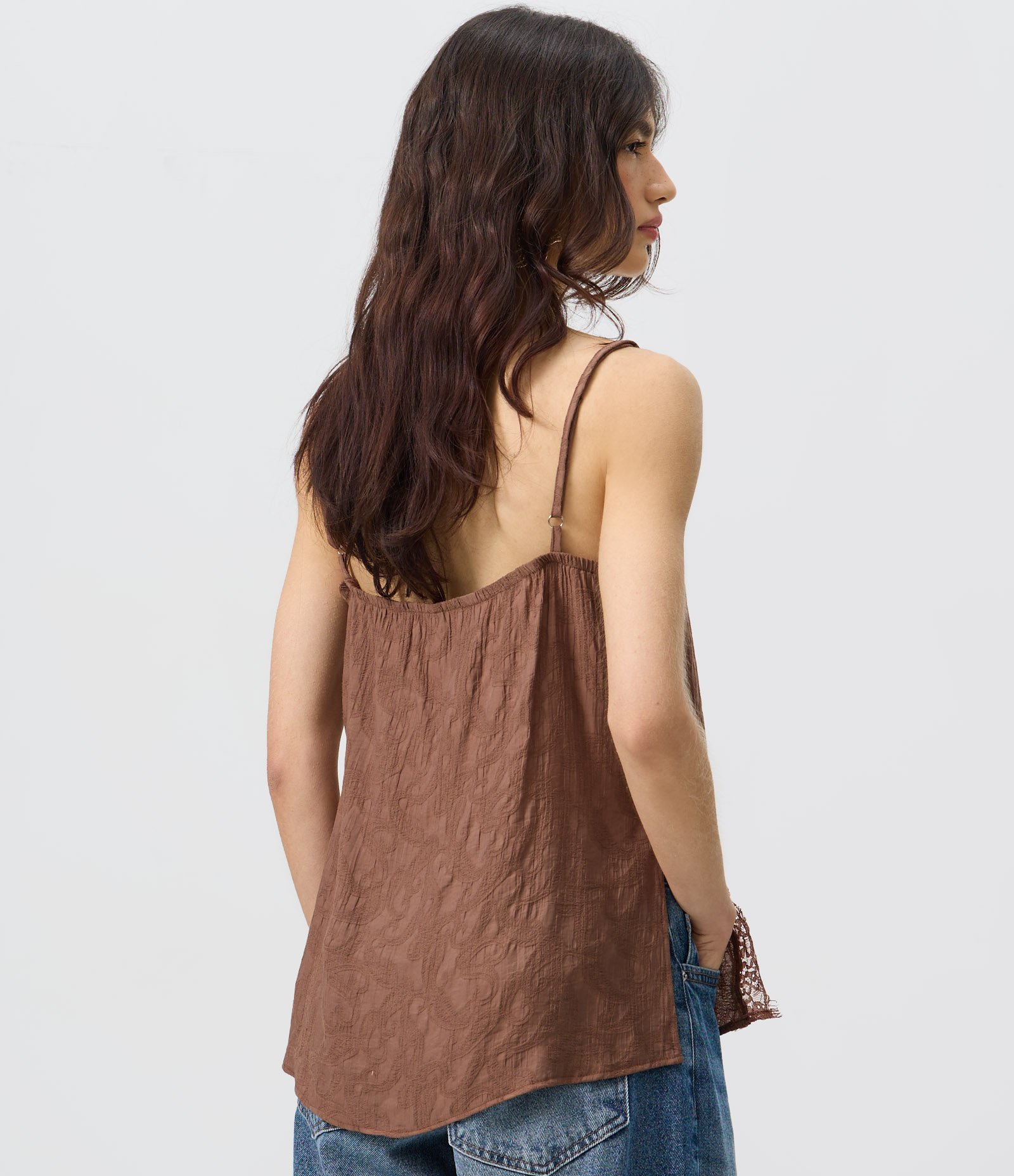 Blusa de Alcinha em Viscose Jacquard com Decote Rendado Marrom 4