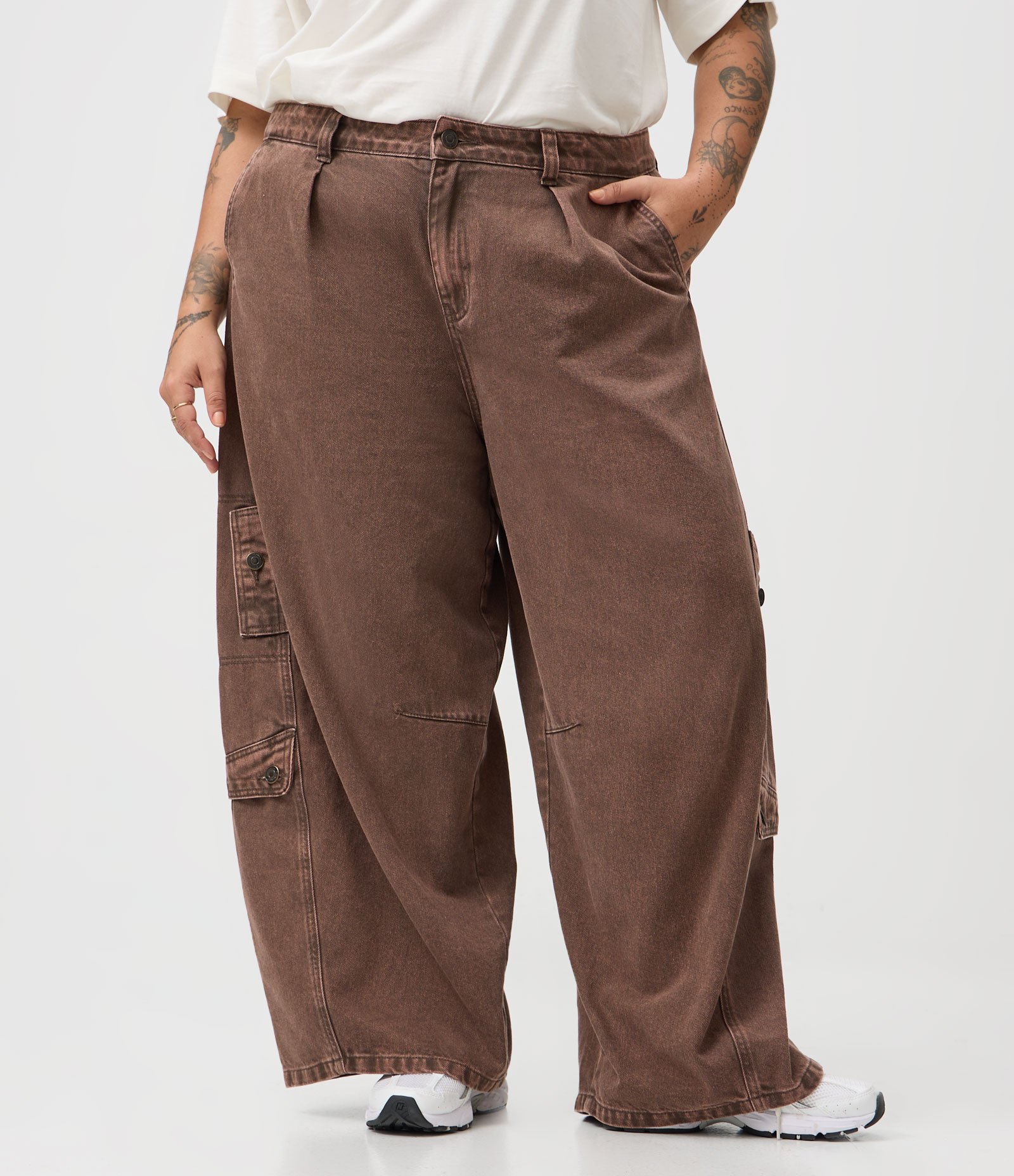 Calça Balloon em Jeans com Bolsos Cargo Curve & Plus Size Marrom 2