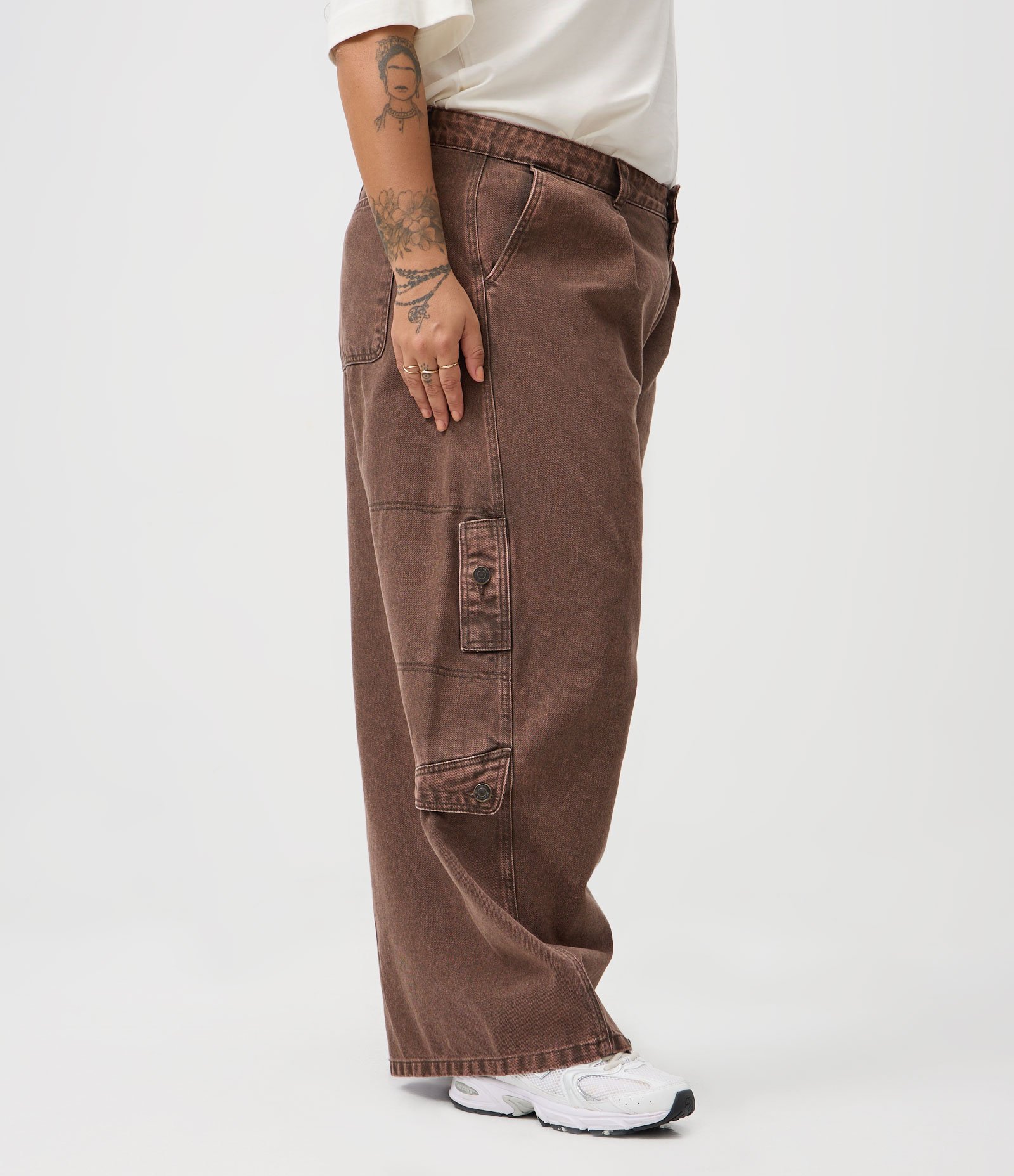Calça Balloon em Jeans com Bolsos Cargo Curve & Plus Size Marrom 3