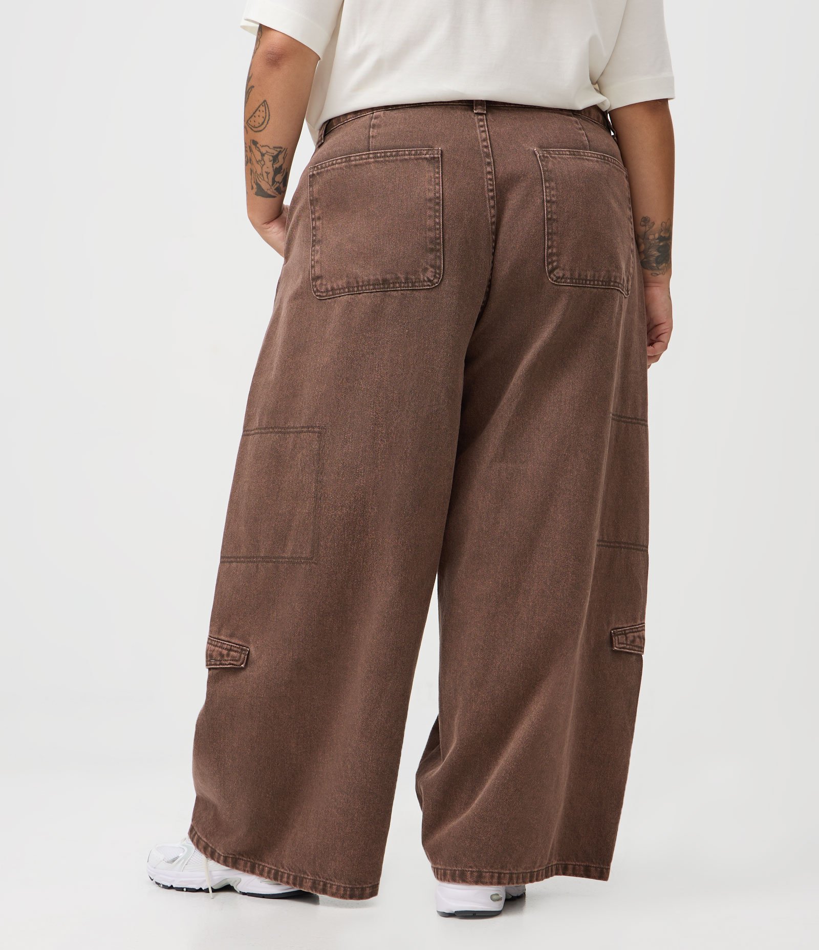 Calça Balloon em Jeans com Bolsos Cargo Curve & Plus Size Marrom 4