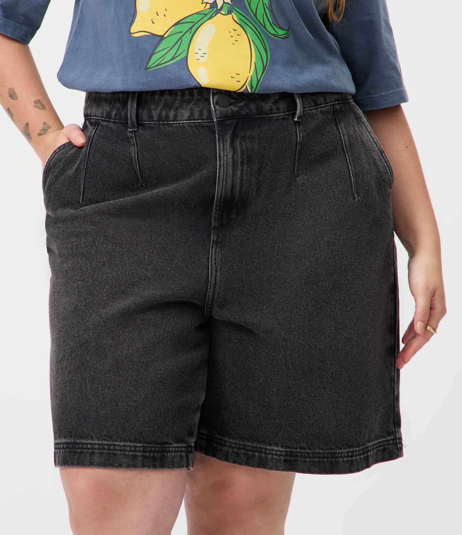 Bermuda Jeans com Pences Curve & Plus Size Preto 3