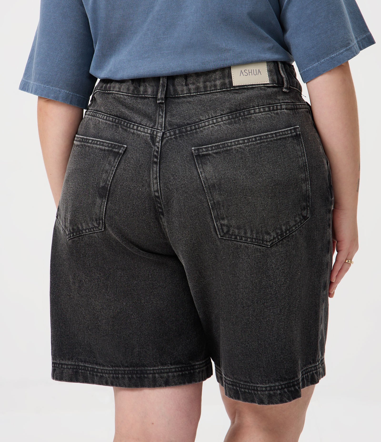 Bermuda Jeans com Pences Curve & Plus Size Preto 6