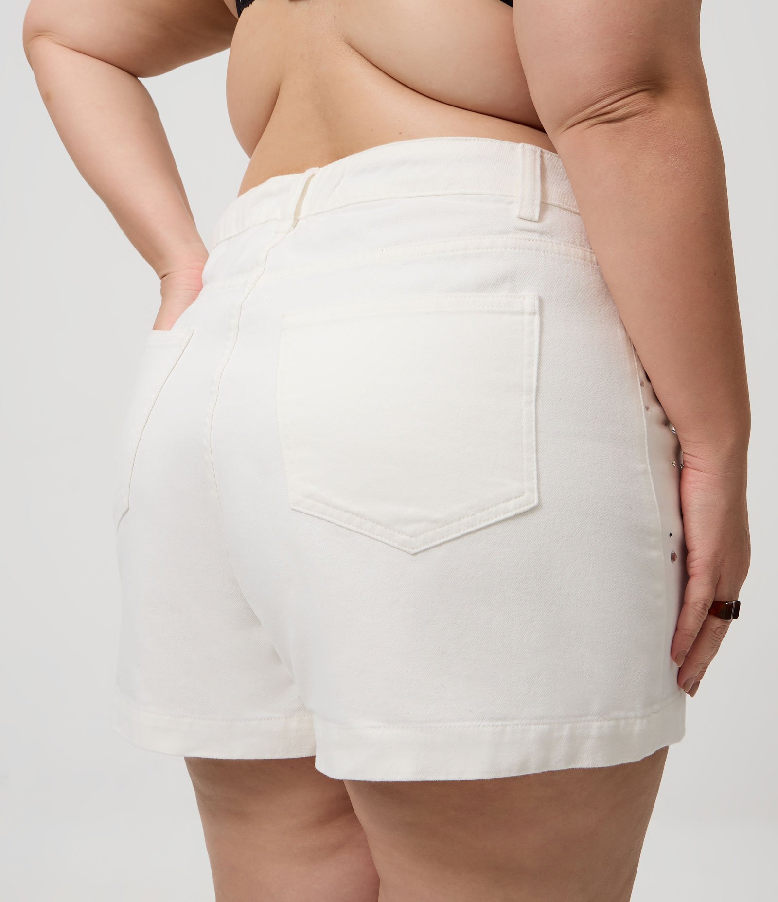 Short Evasê em Sarja com Aplicação de Brilhos Curve & Plus Size Branco 4