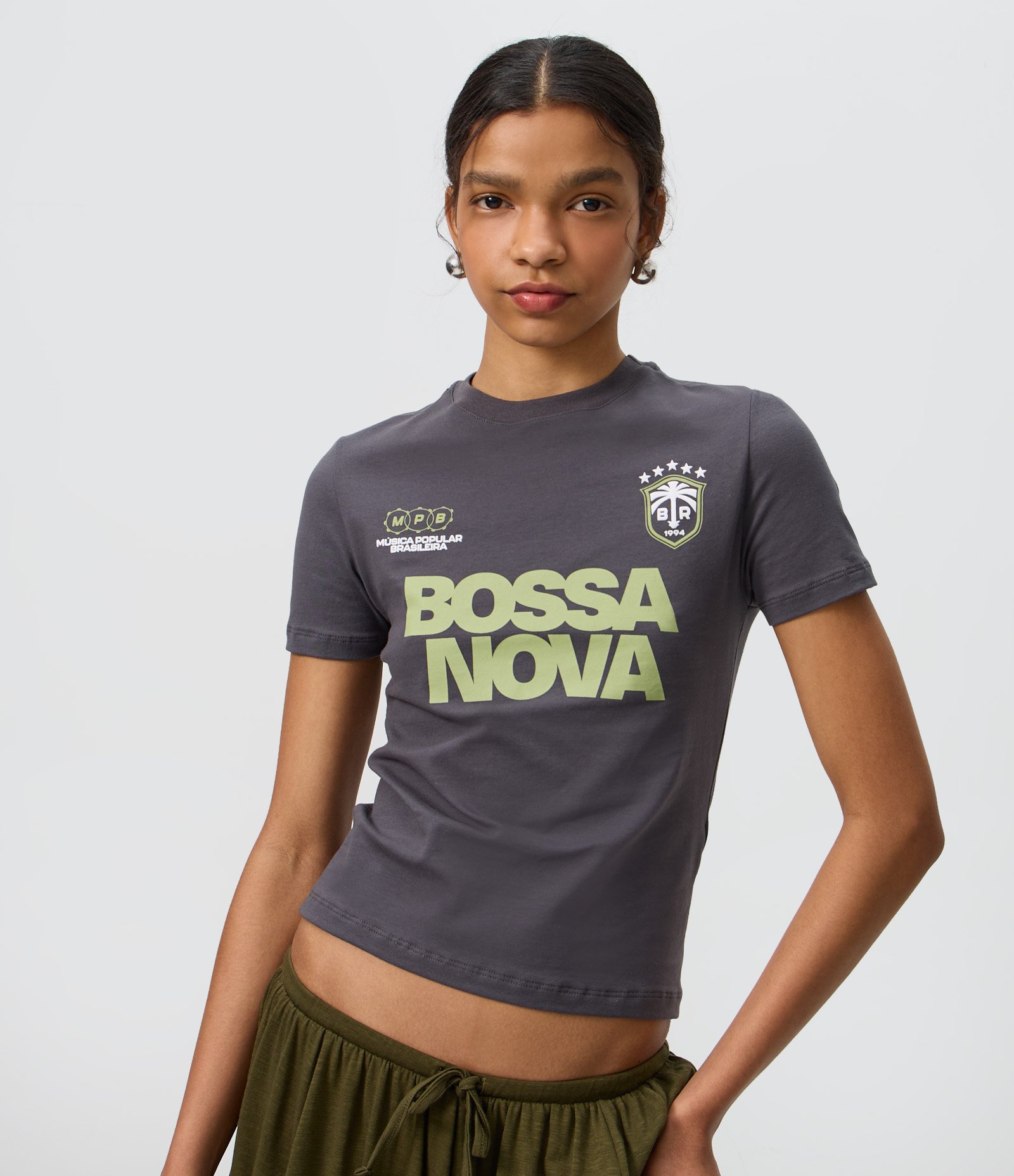 Camiseta em Algodão com Estampa College Bossa Nova Cinza Chumbo 1