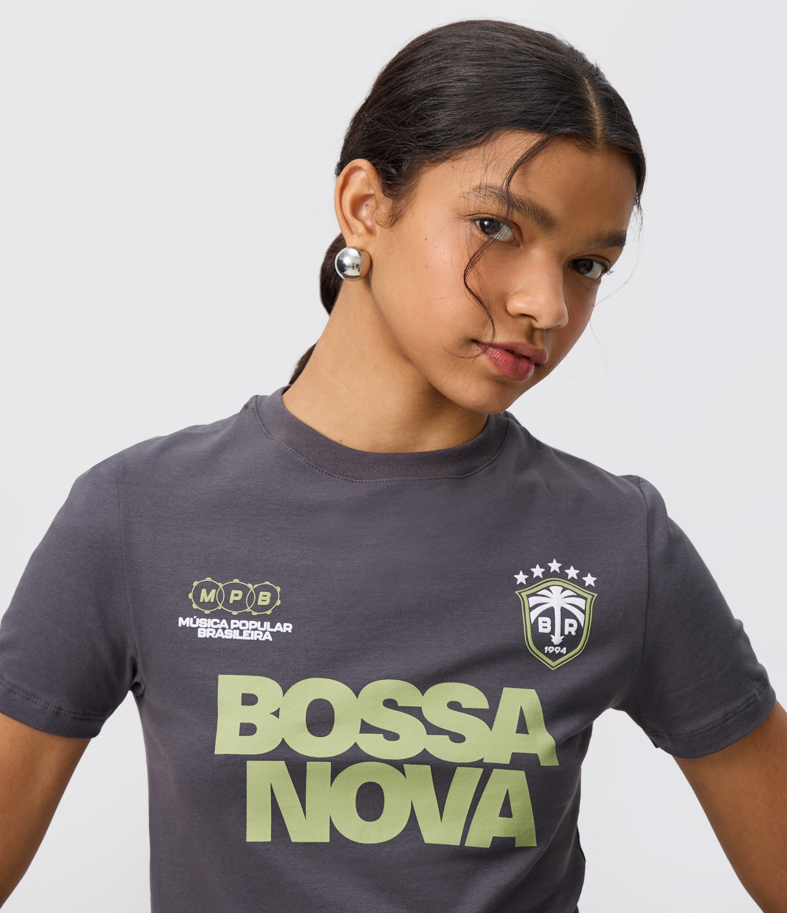 Camiseta em Algodão com Estampa College Bossa Nova Cinza Chumbo 3