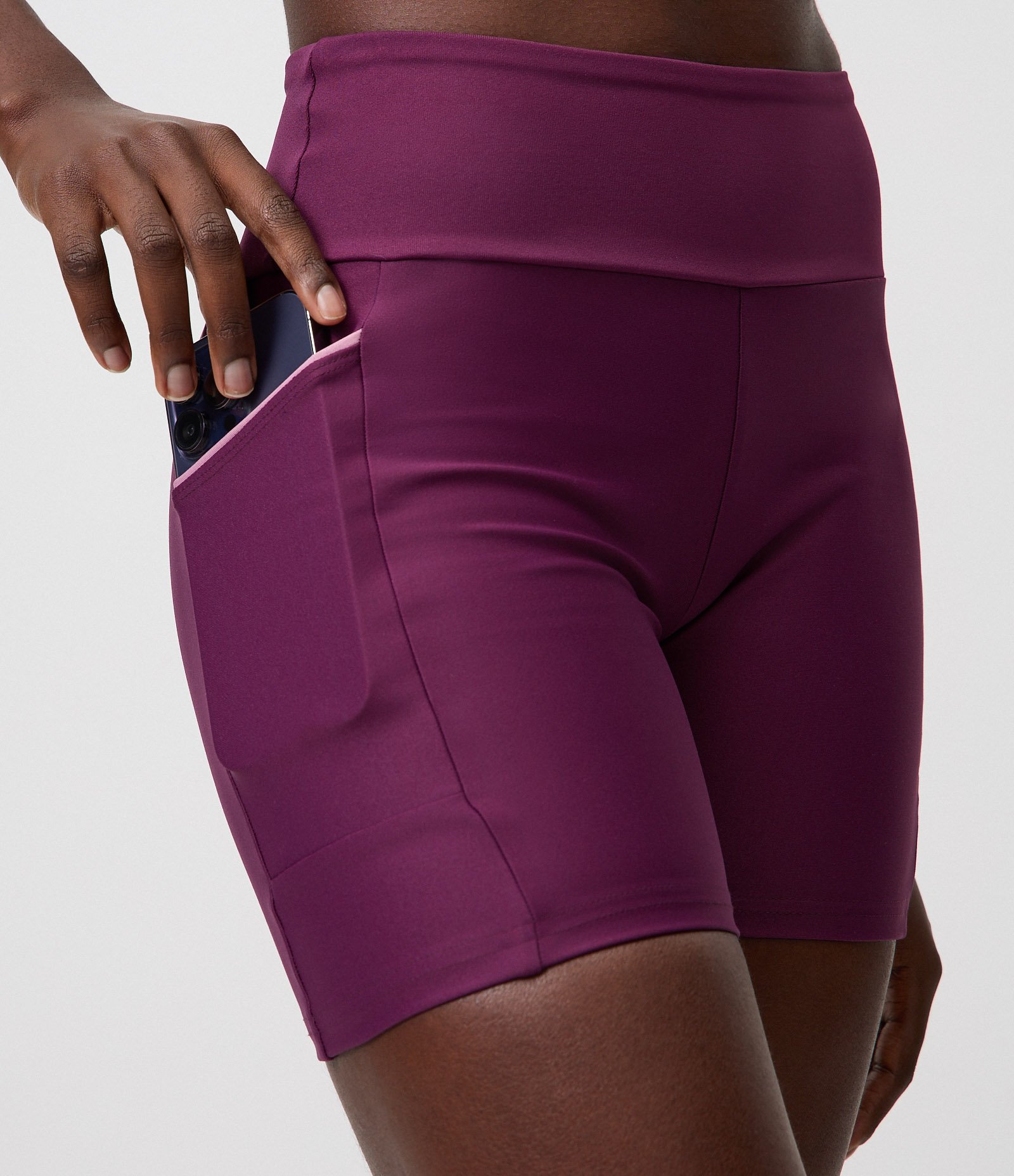 Bermuda Feminina Esportiva em Microfibra com Bolso e Friso Contrastante Roxo 2