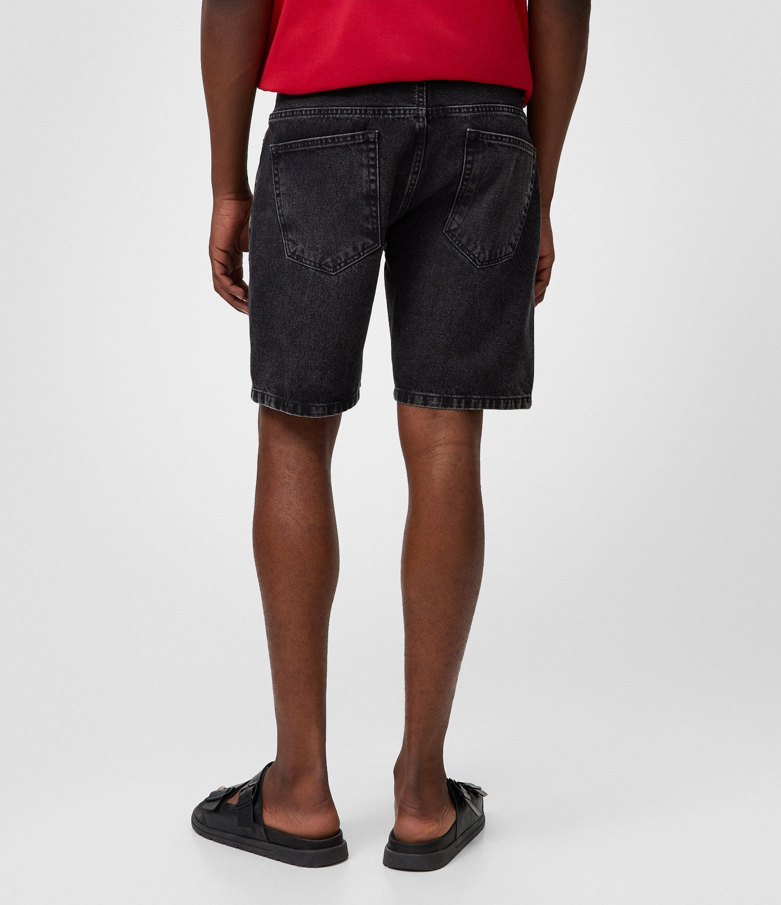Bermuda Reta em Jeans Preto 4