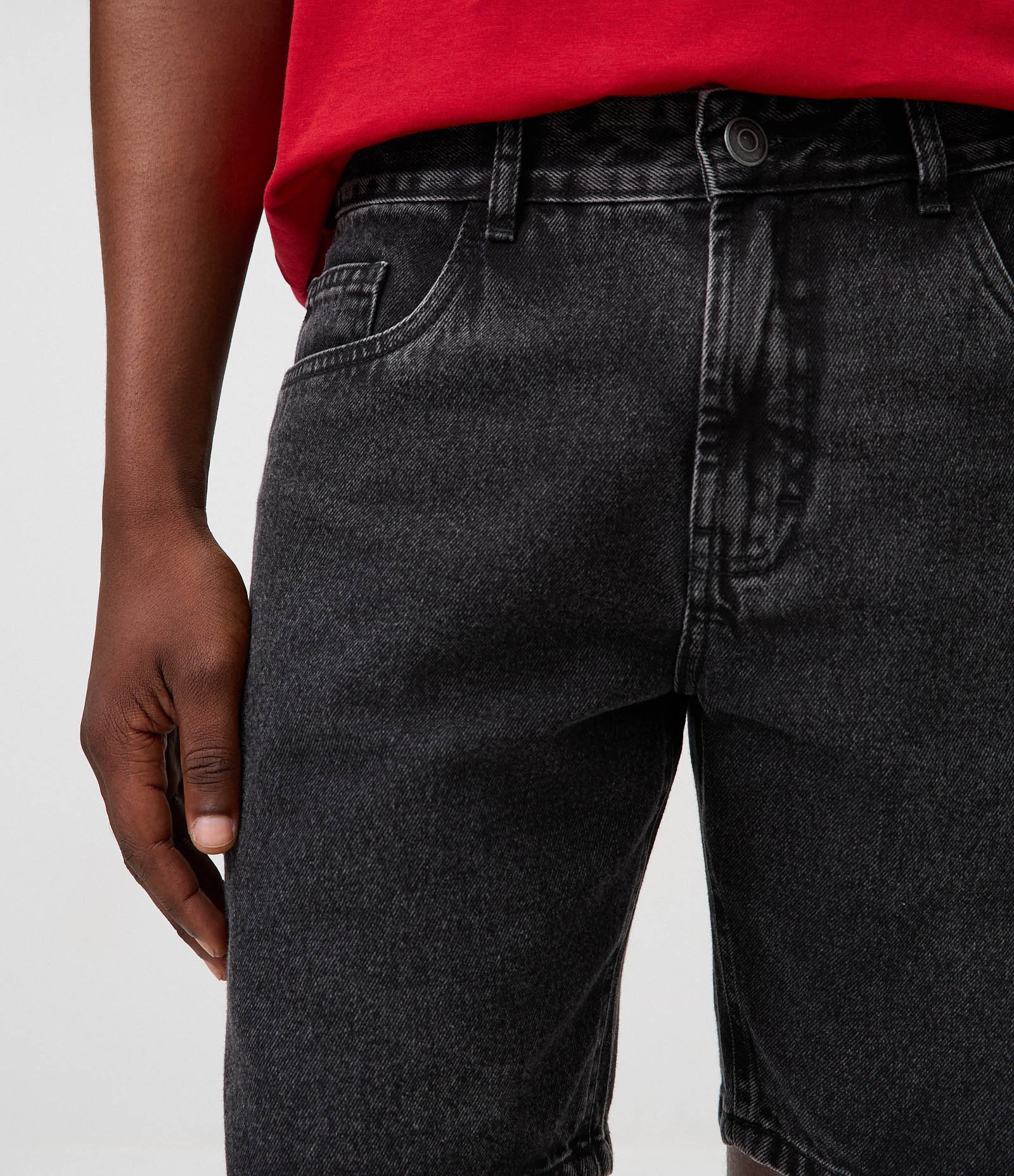 Bermuda Reta em Jeans Preto 5