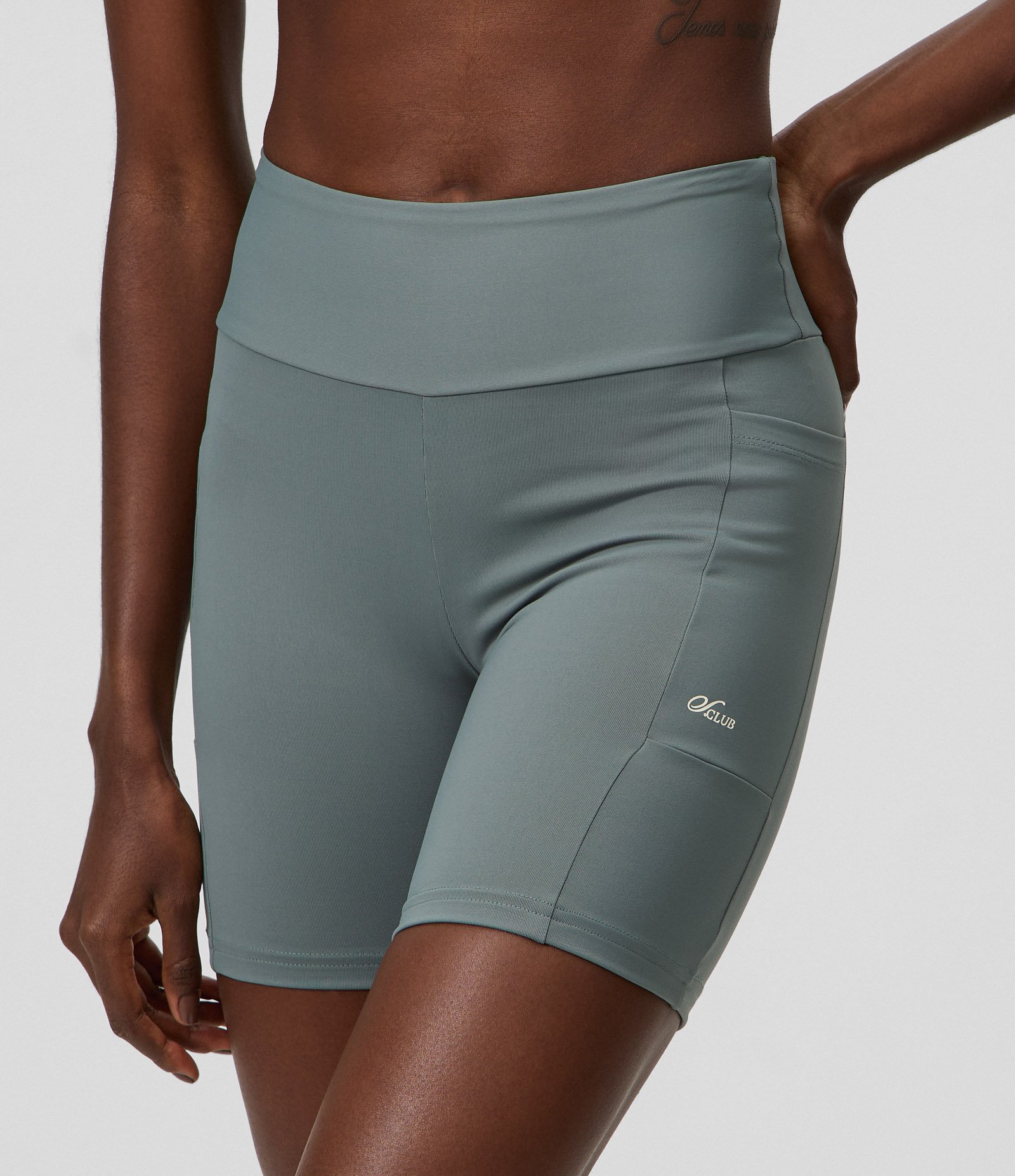 Bermuda Esportiva em Microfibra com Bolso Verde 2