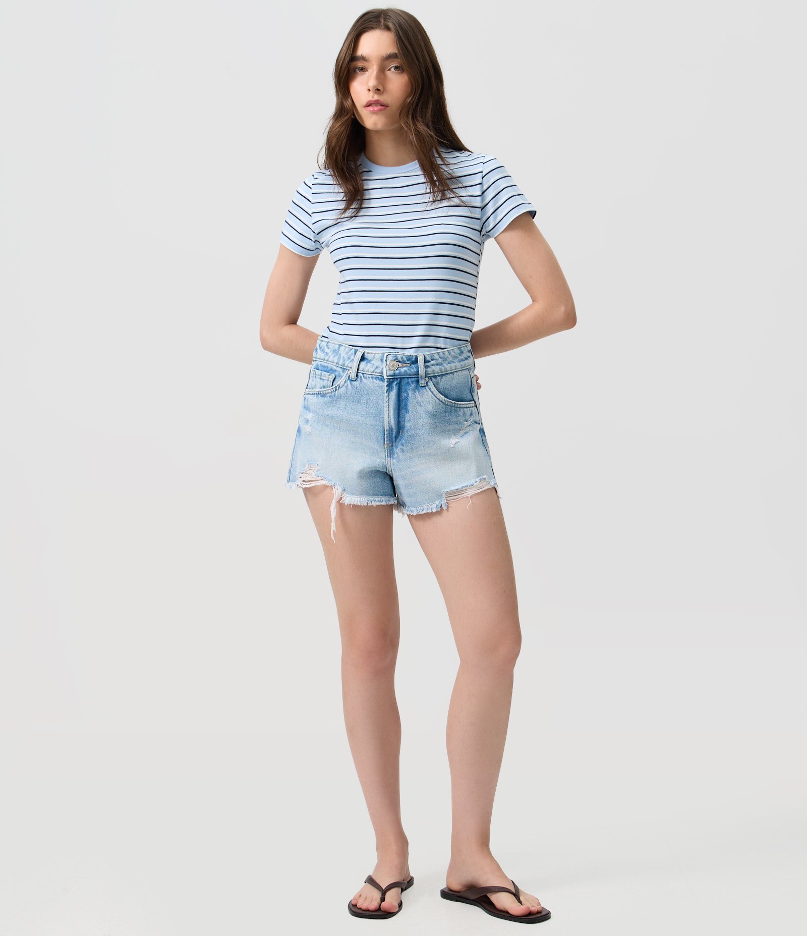 Short em Jeans com Barra Desfiada e Puídos Azul 2