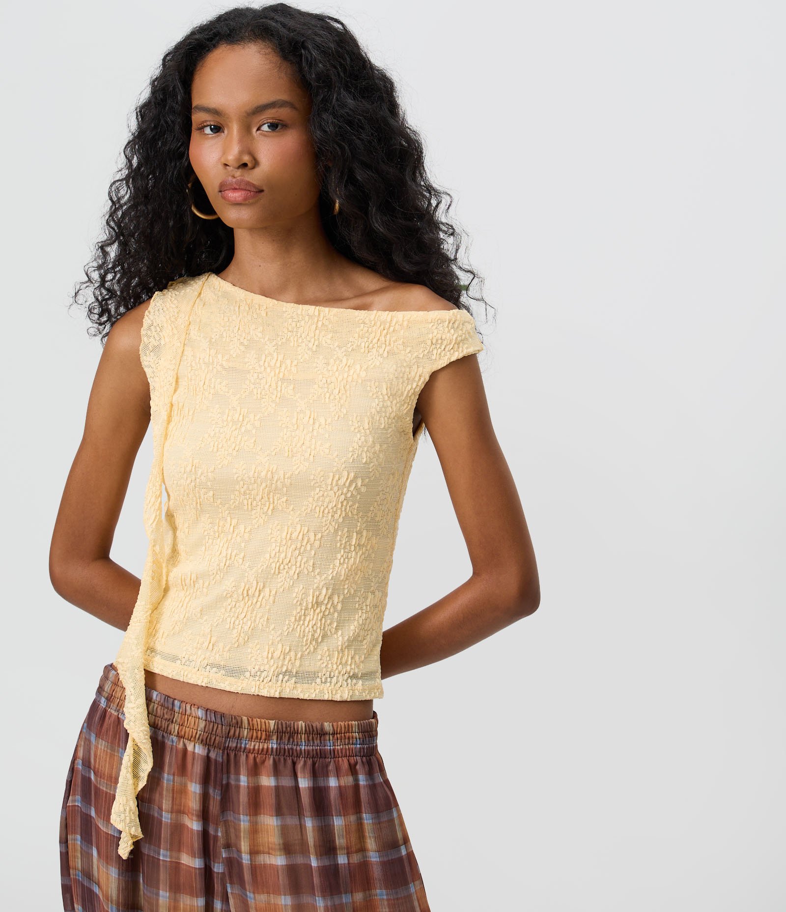 Blusa em Renda com Faixa Assimétrica e Gola Canoa Amarelo Claro 1