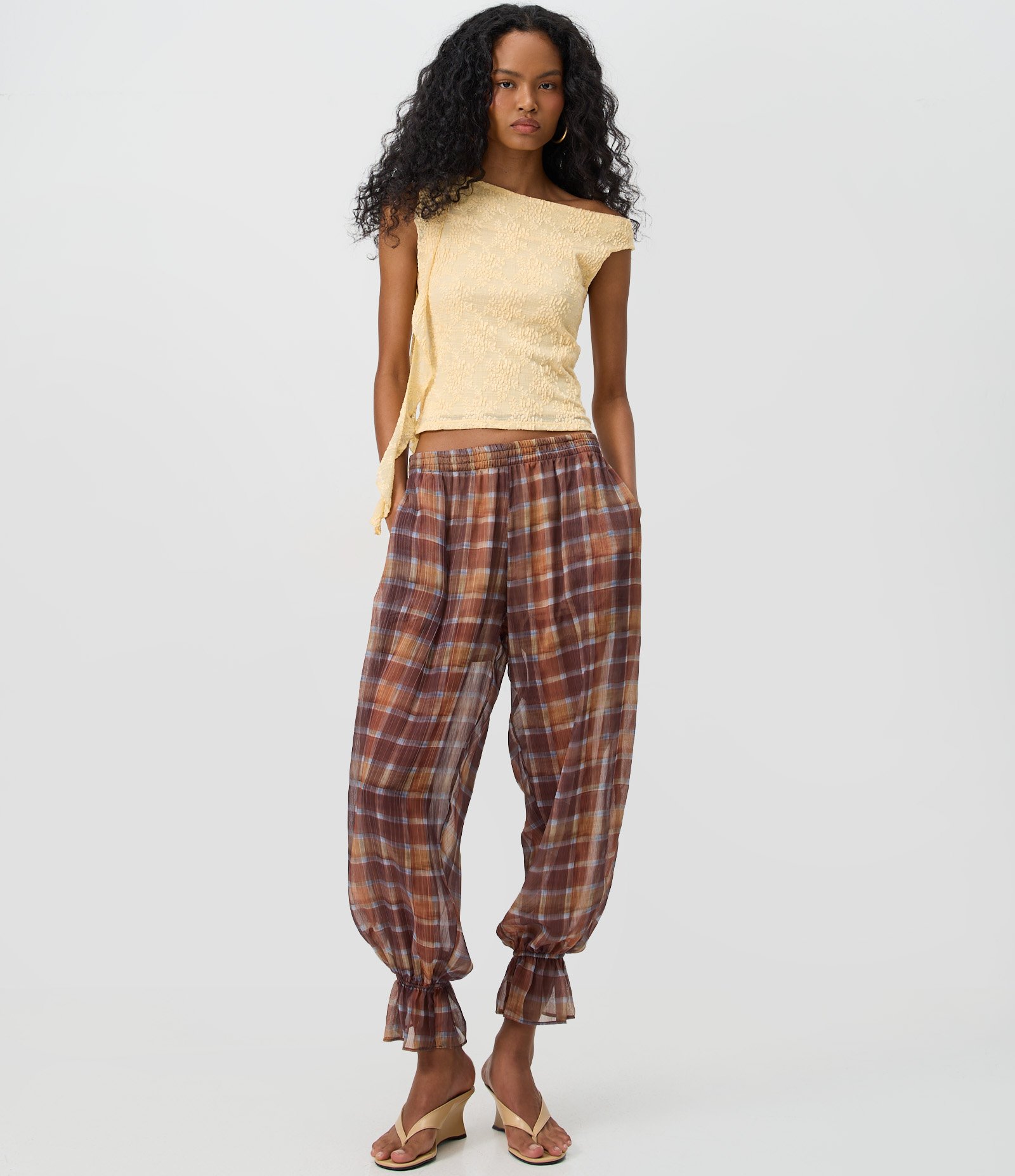 Blusa em Renda com Faixa Assimétrica e Gola Canoa Amarelo Claro 2
