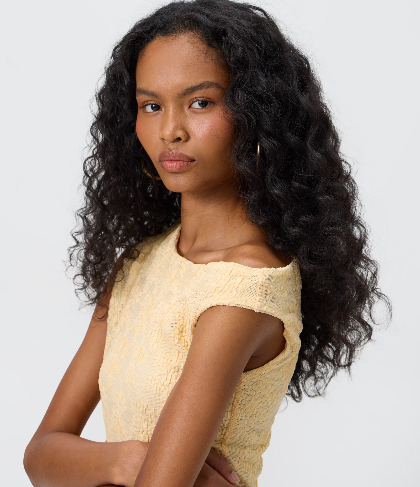 Blusa em Renda com Faixa Assimétrica e Gola Canoa Amarelo Claro 3