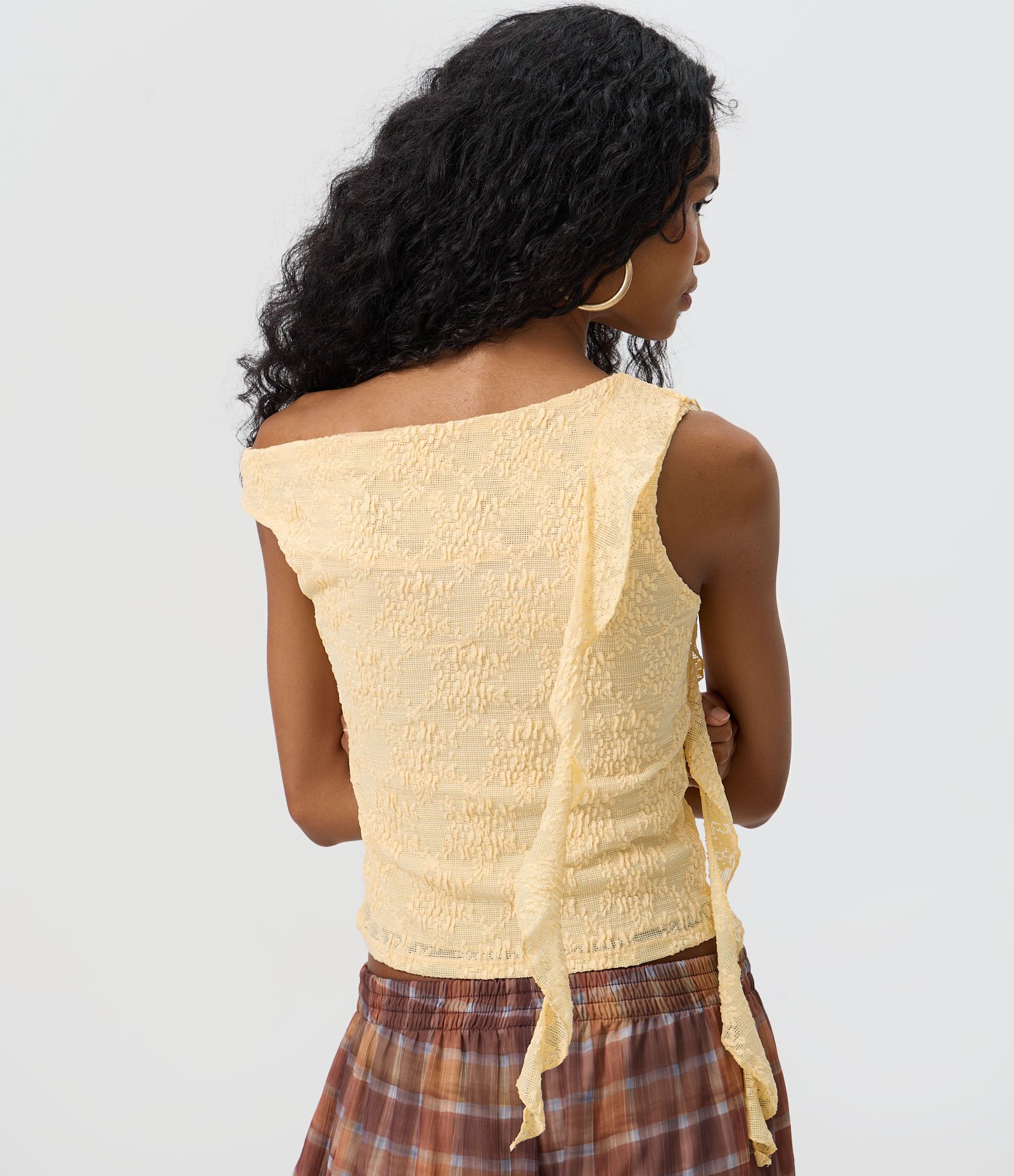 Blusa em Renda com Faixa Assimétrica e Gola Canoa Amarelo Claro 4