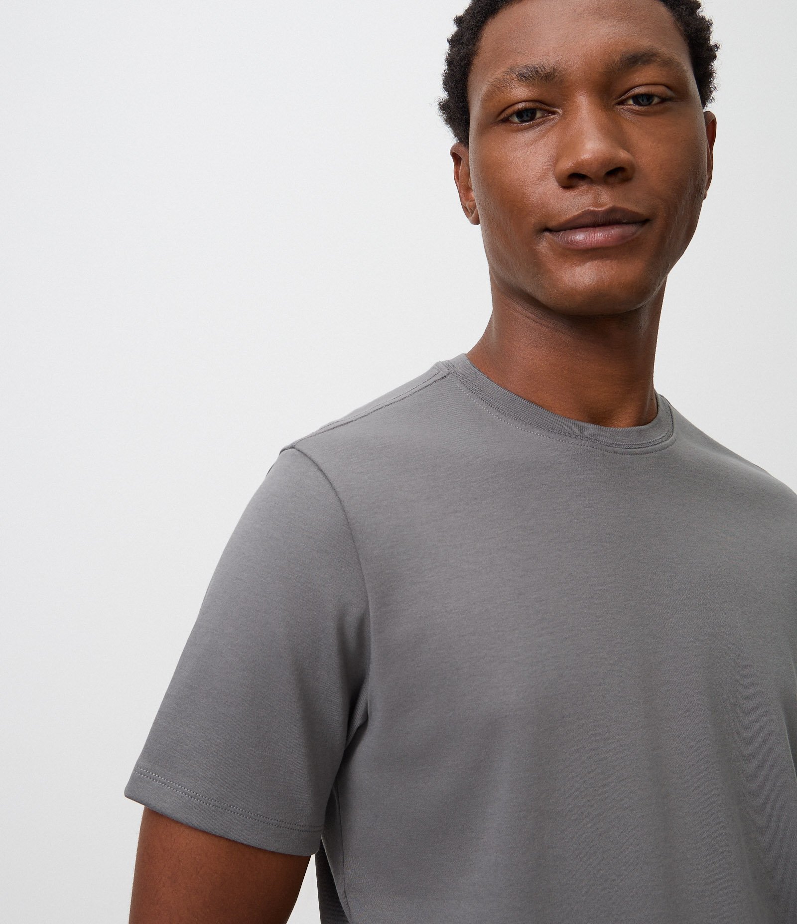 Camiseta Interlock em Algodão com Gola Redonda Cinza 4