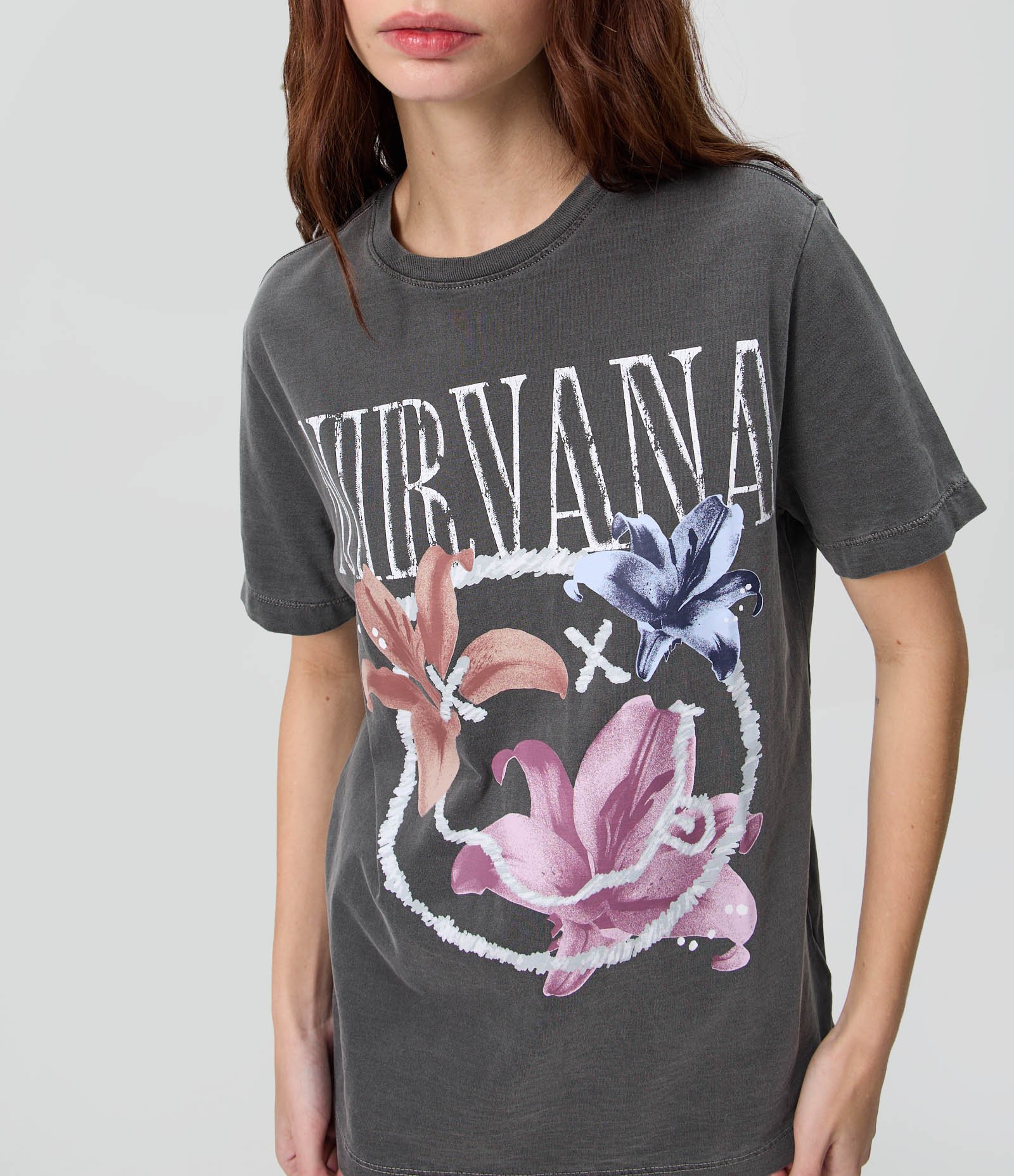 Camiseta Estonada em Algodão com Estampa Nirvana com Flores Preto 3
