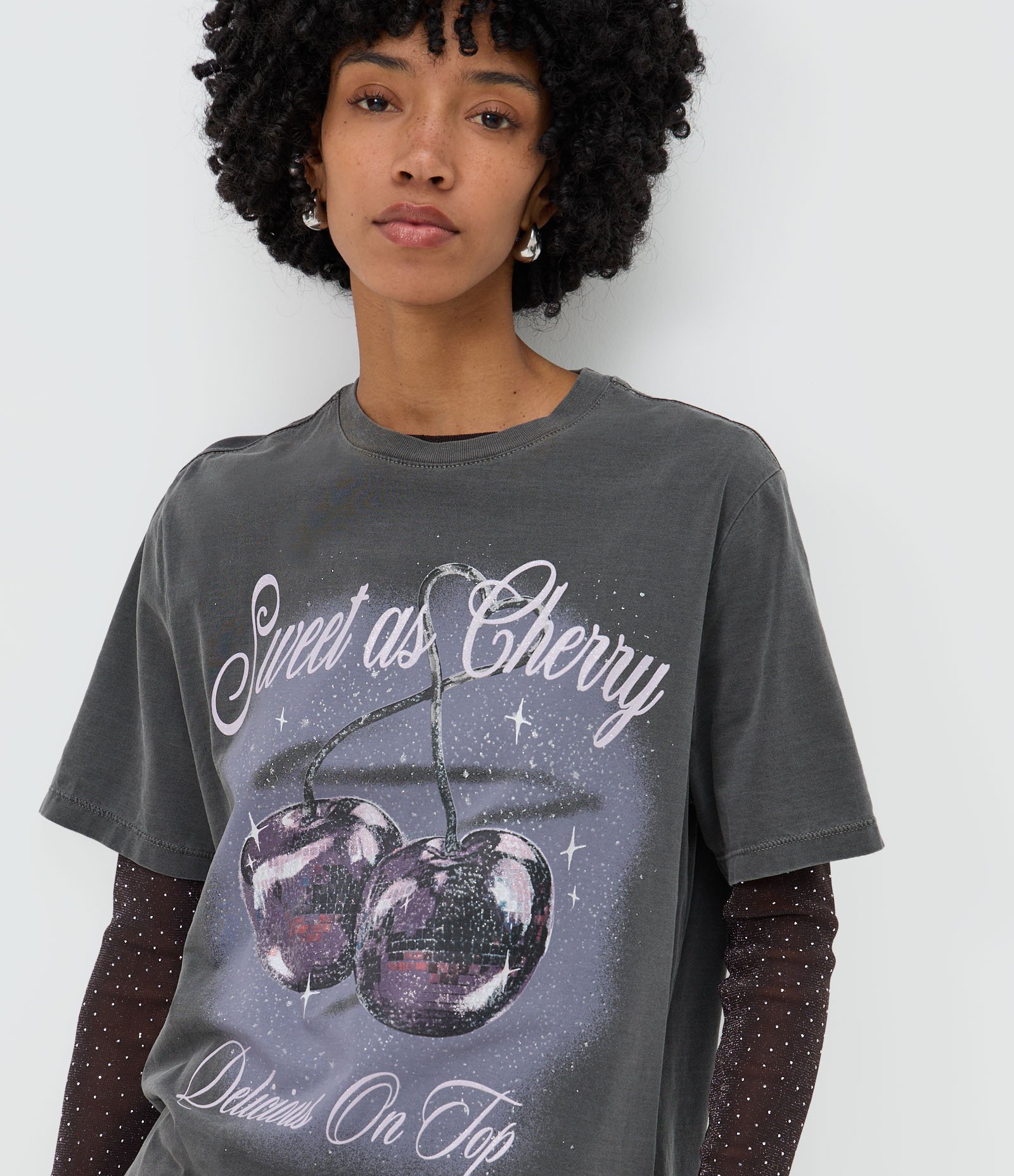 Camiseta em Algodão com Estampa Cereja Sweet as Cherry com Brilhos Preto 1