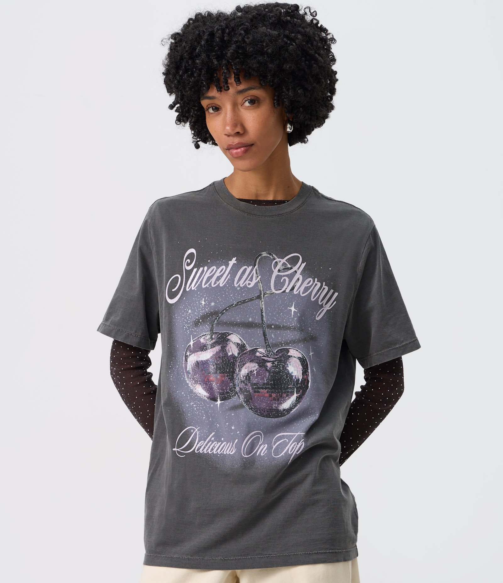 Camiseta em Algodão com Estampa Cereja Sweet as Cherry com Brilhos Preto 3