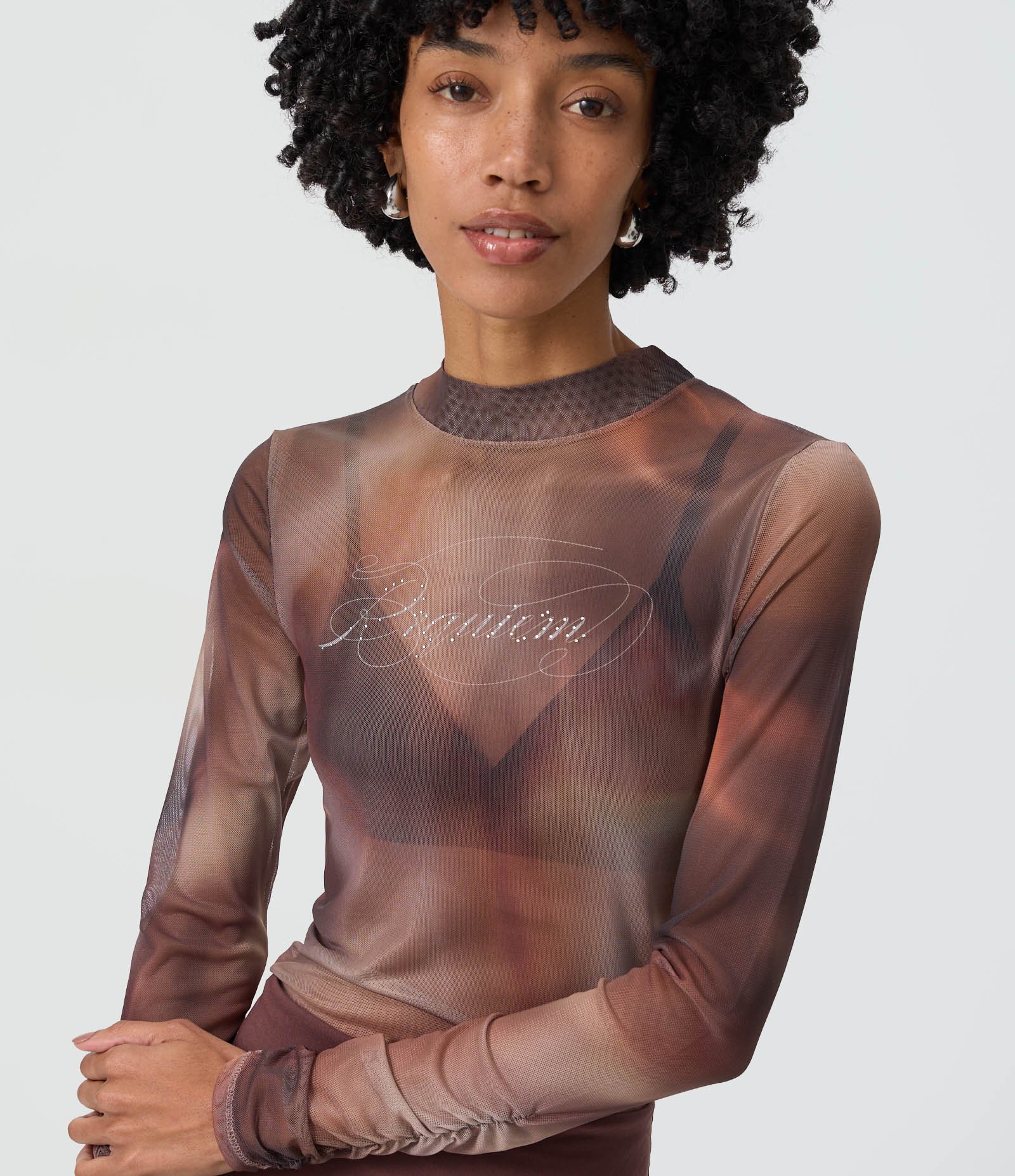 Blusa em Tule com Estampa Abstrata e Lettering "Requiem" Brilhoso Marrom 1