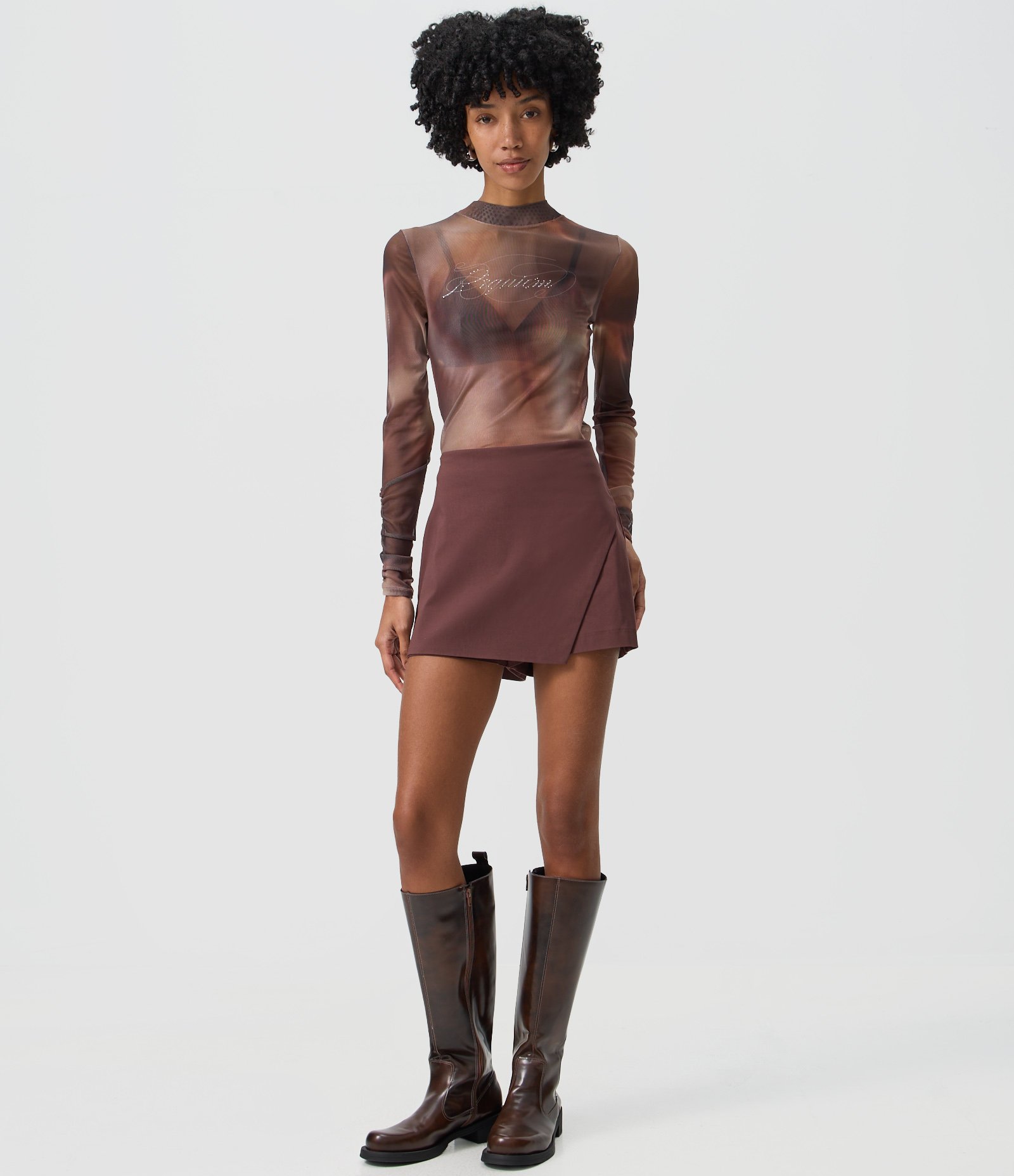Blusa em Tule com Estampa Abstrata e Lettering "Requiem" Brilhoso Marrom 2