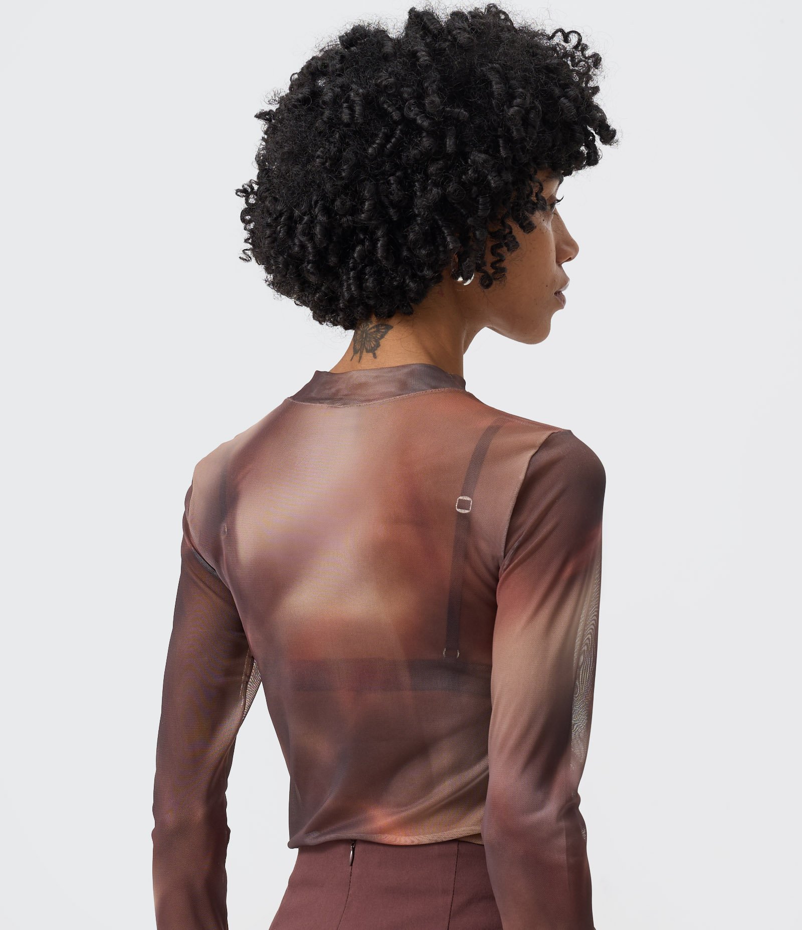 Blusa em Tule com Estampa Abstrata e Lettering "Requiem" Brilhoso Marrom 4