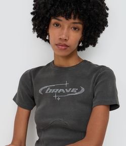 Camiseta Baby Tee com Recortes Corsetados e Lettering com Aplicação
