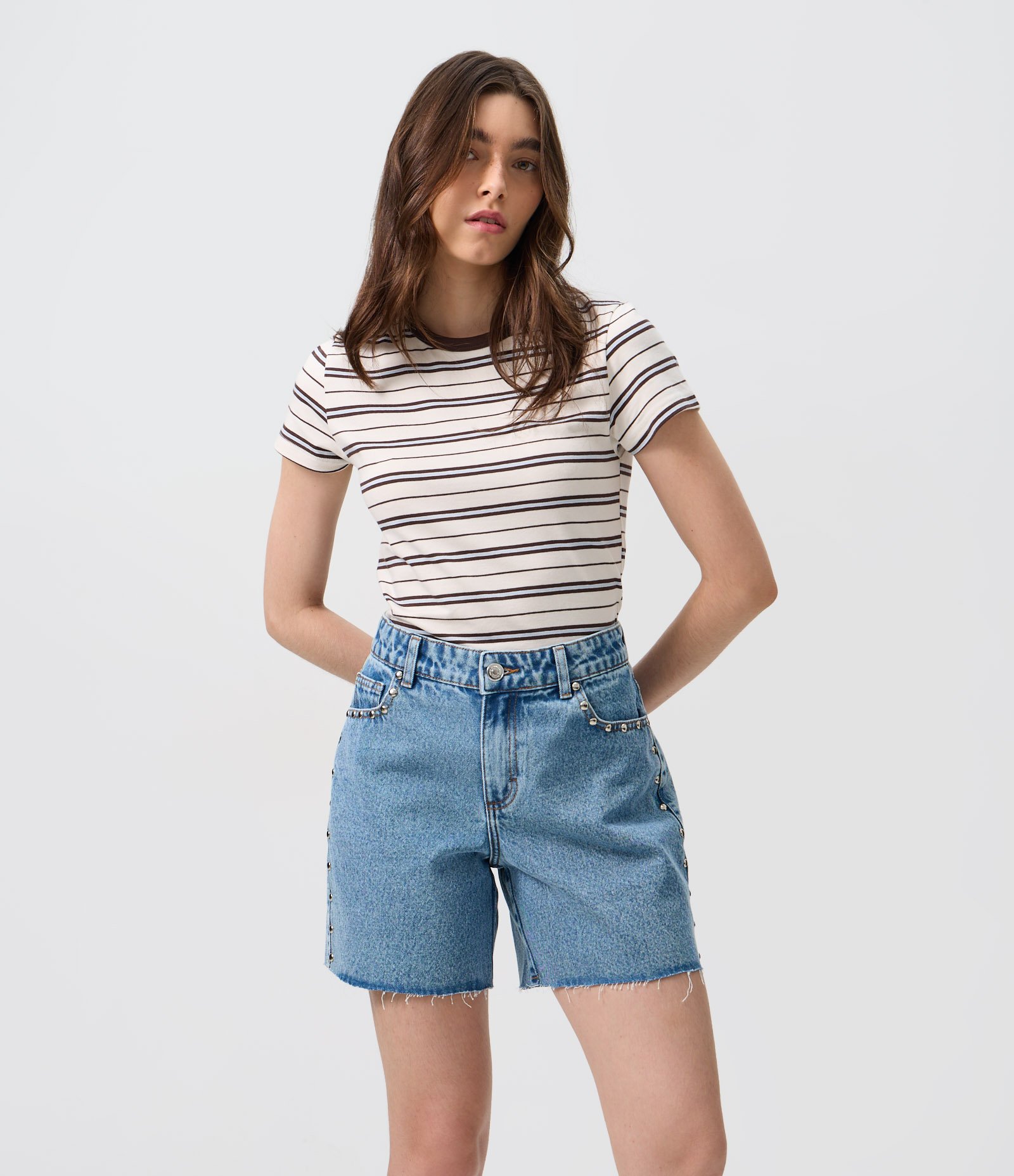 Short Midi em Jeans com Cintura Média e Tachas Azul Claro 1