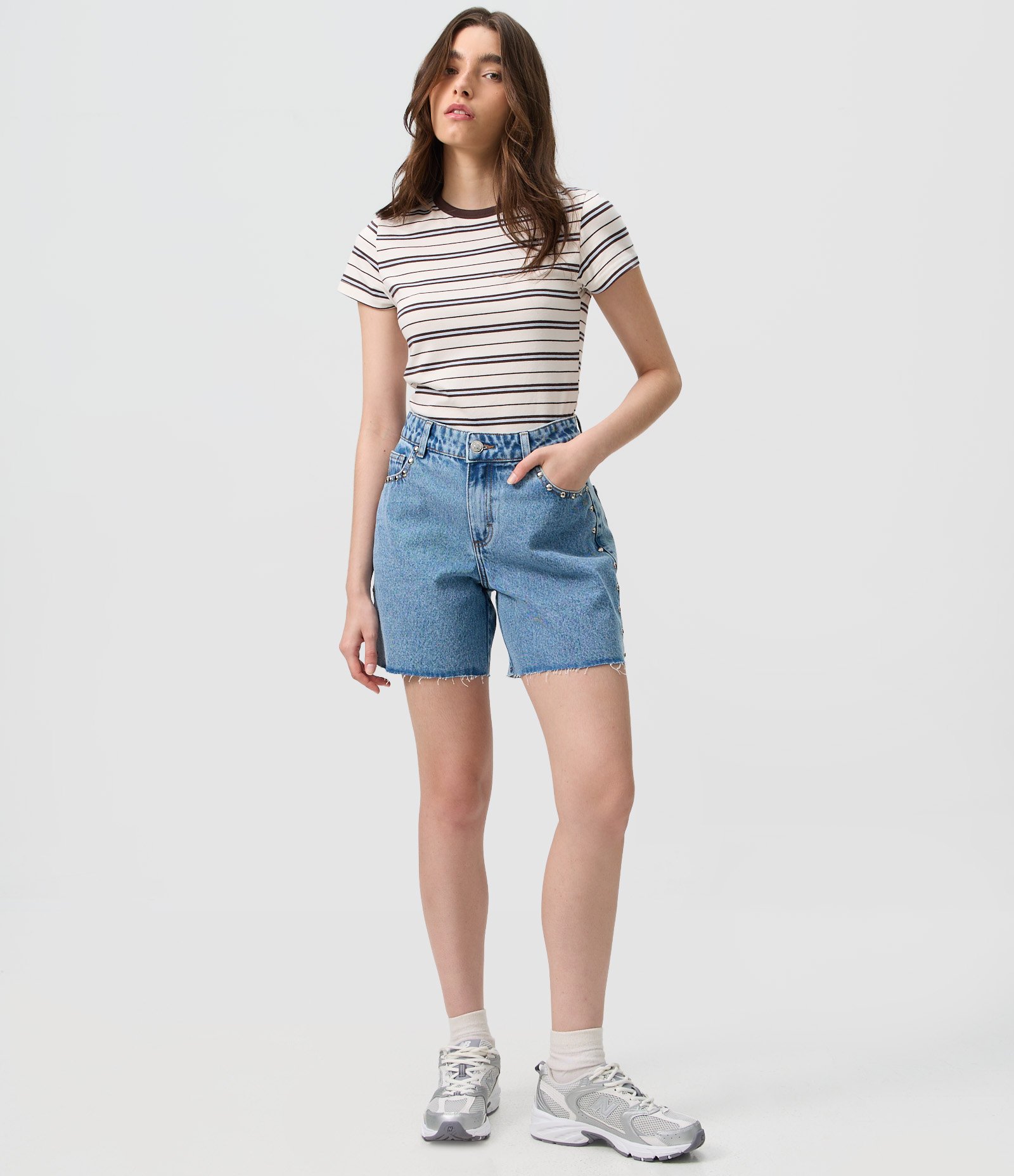 Short Midi em Jeans com Cintura Média e Tachas Azul Claro 2