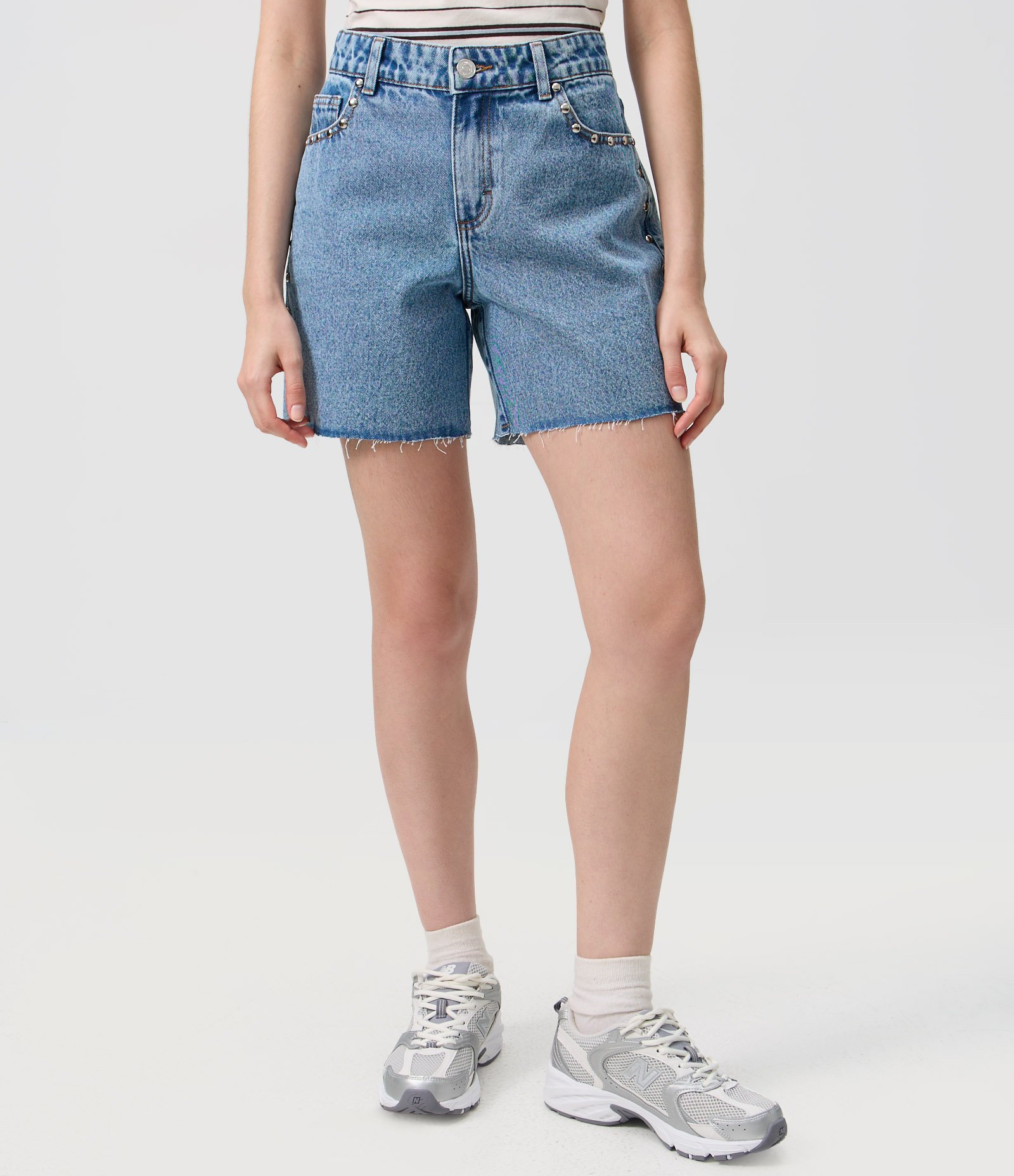 Short Midi em Jeans com Cintura Média e Tachas Azul Claro 3