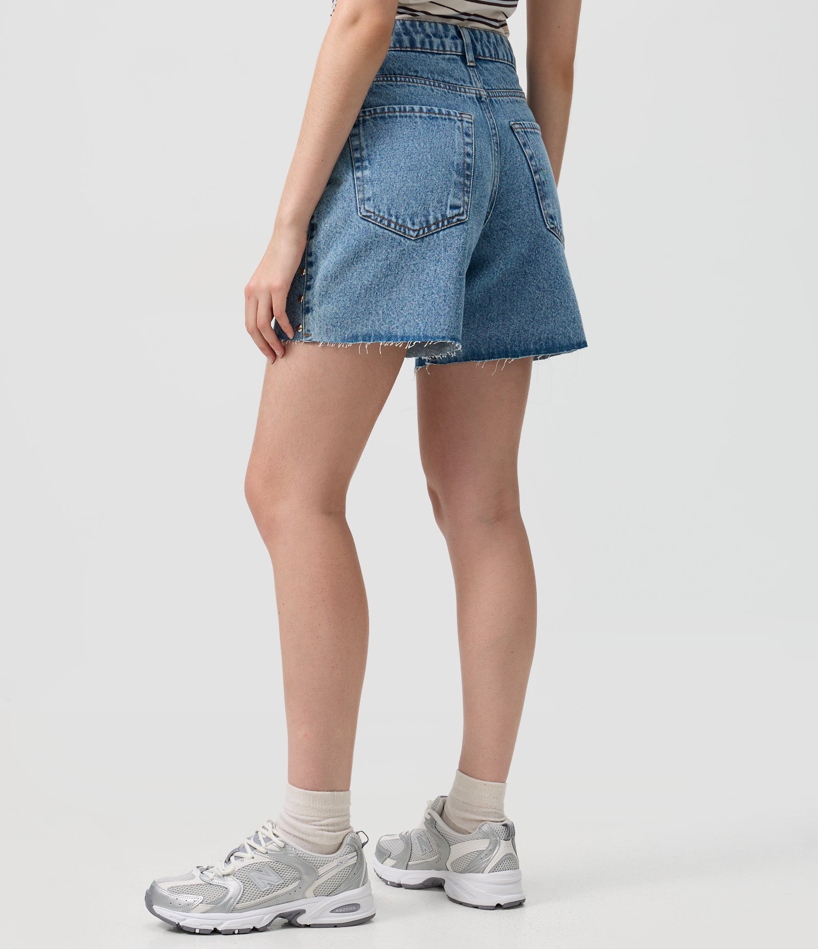Short Midi em Jeans com Cintura Média e Tachas Azul Claro 5