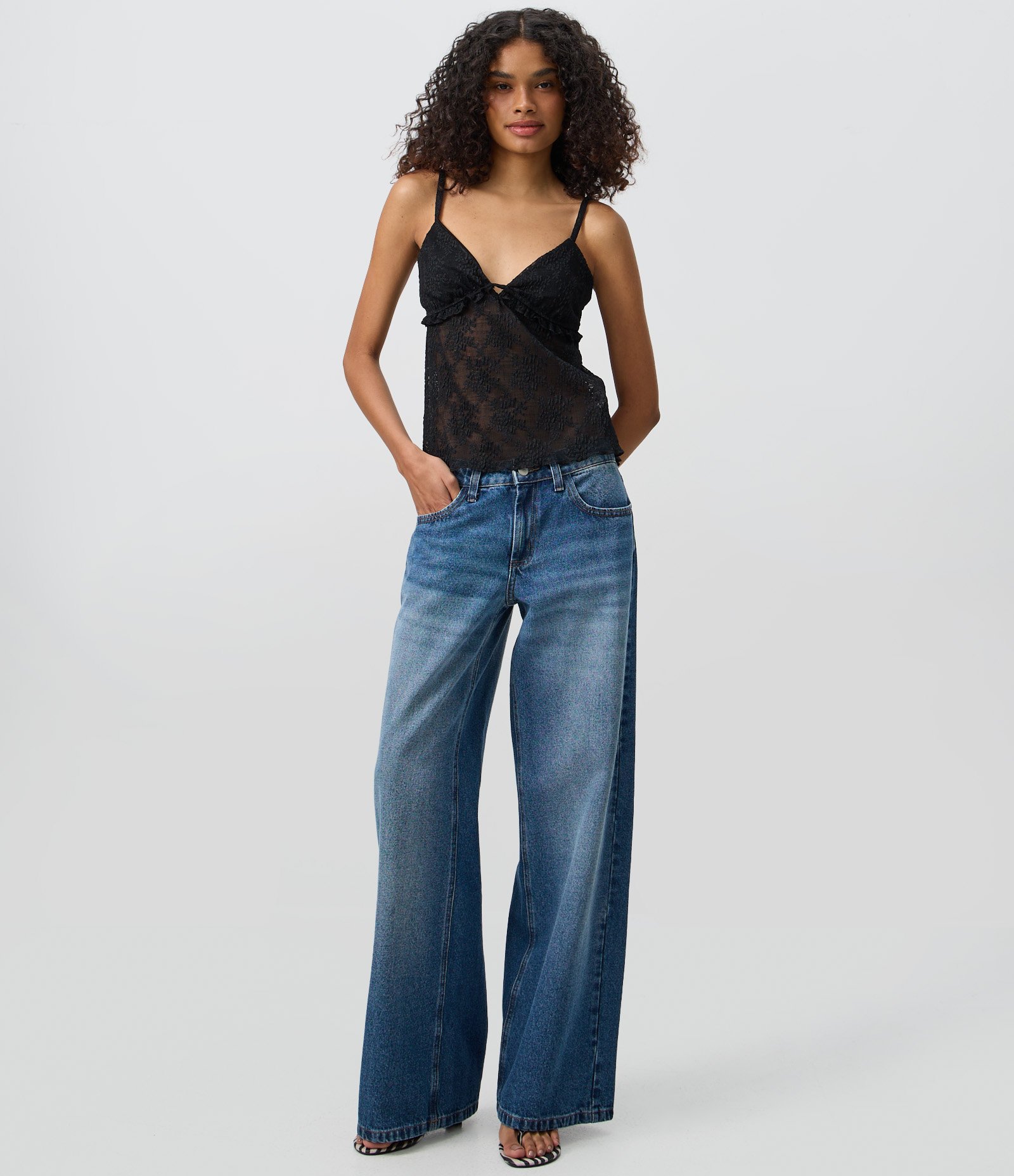 Blusa Batinha em Renda com Babado e Alças Finas Preto 2