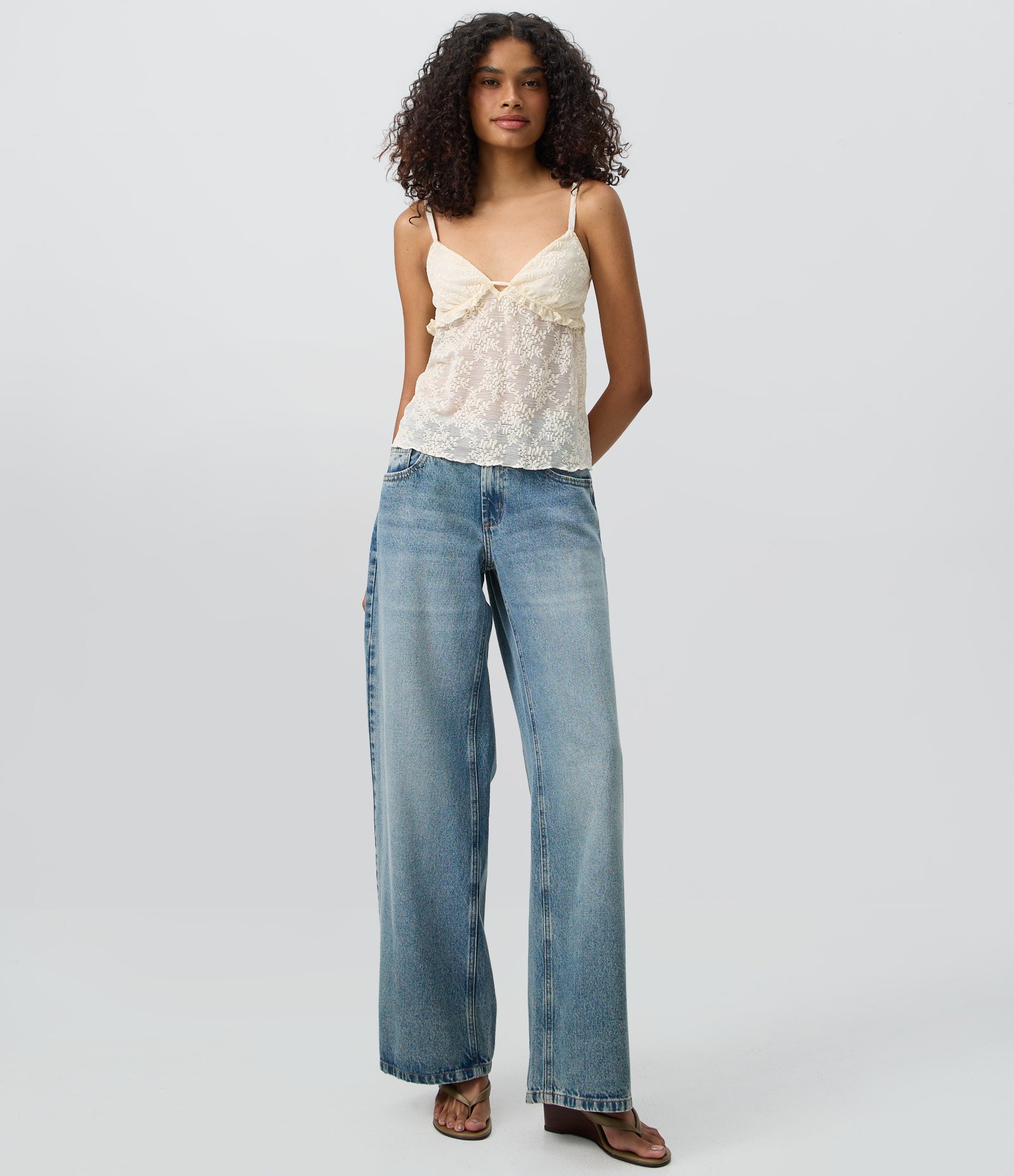 Blusa Batinha em Renda com Babado e Alças Finas Branco 2