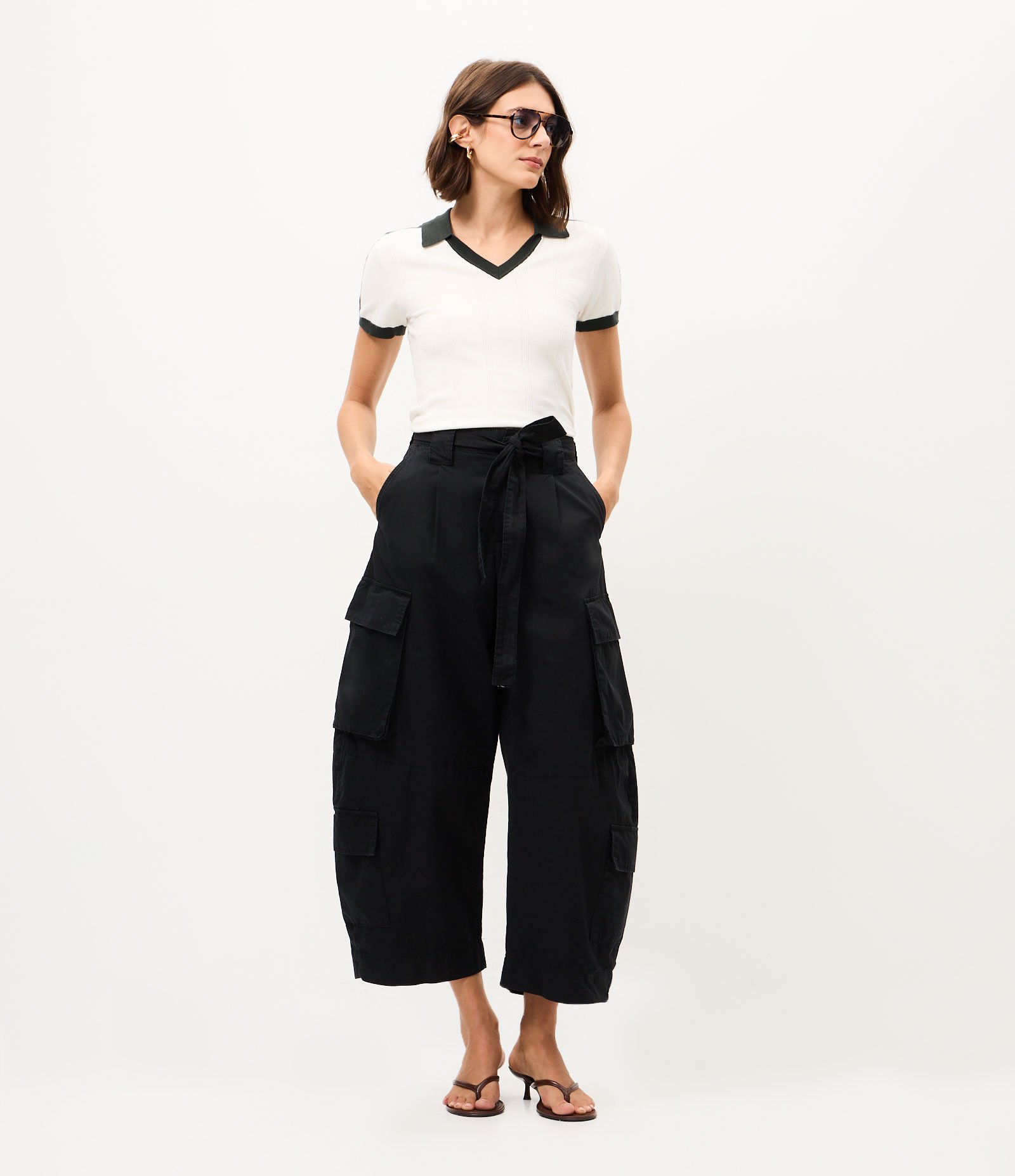 Calça Cargo em Sarja com Bolsos Utilitários e Cinto Preto 1