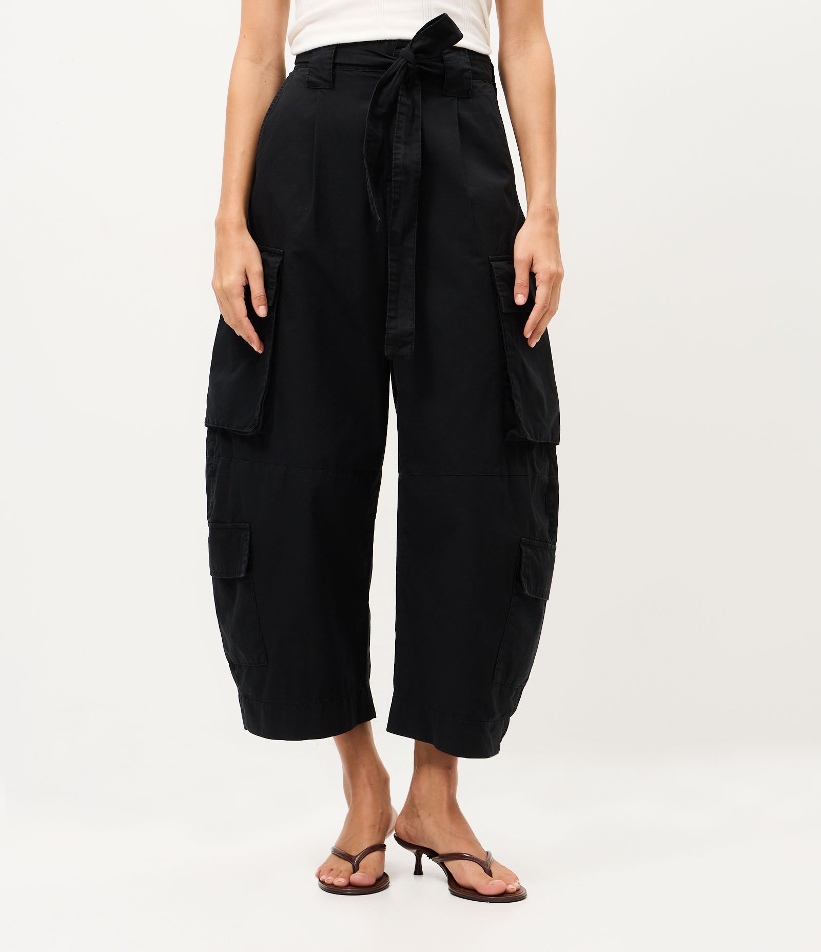 Calça Cargo em Sarja com Bolsos Utilitários e Cinto Preto 2