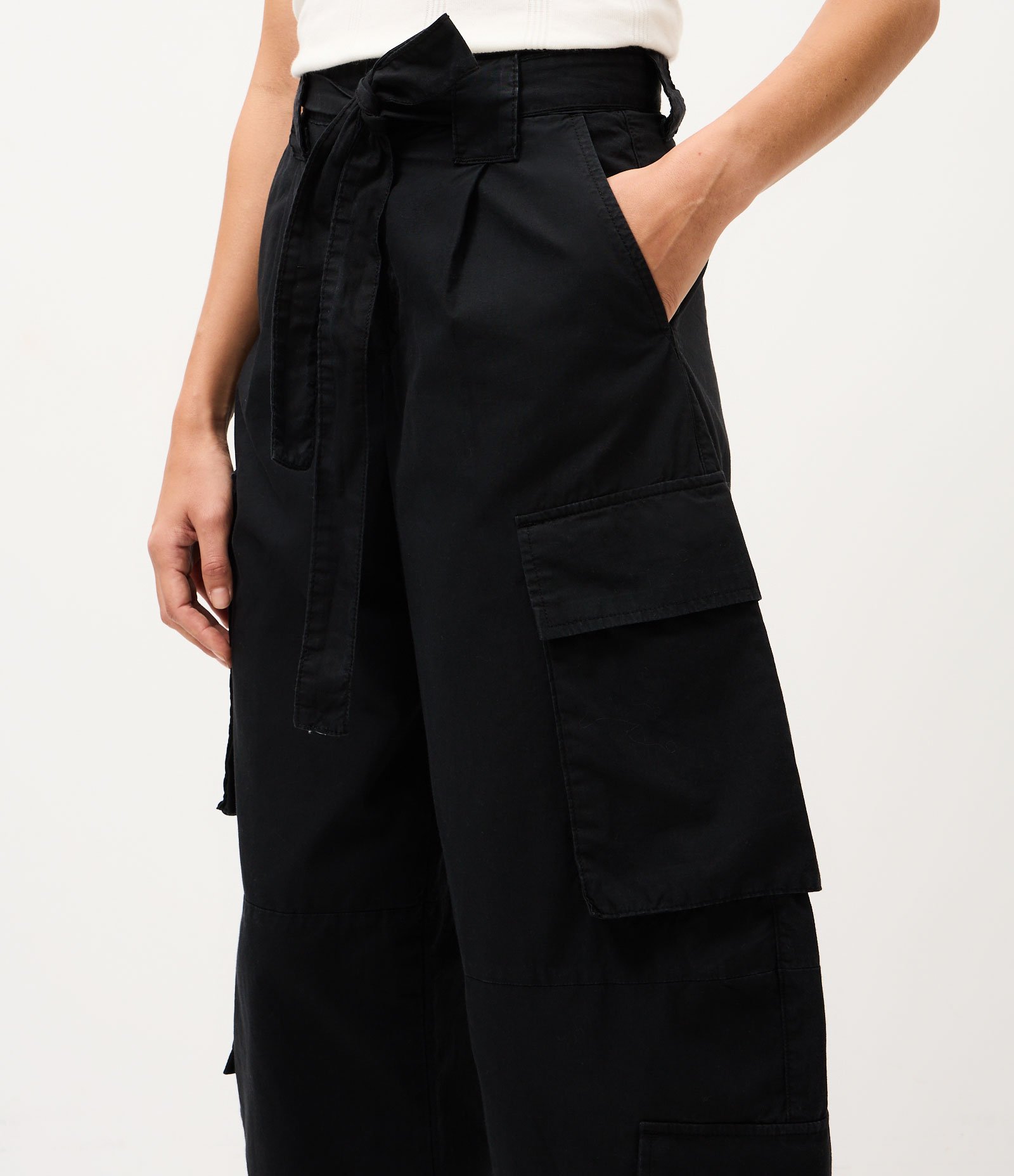 Calça Cargo em Sarja com Bolsos Utilitários e Cinto Preto 3