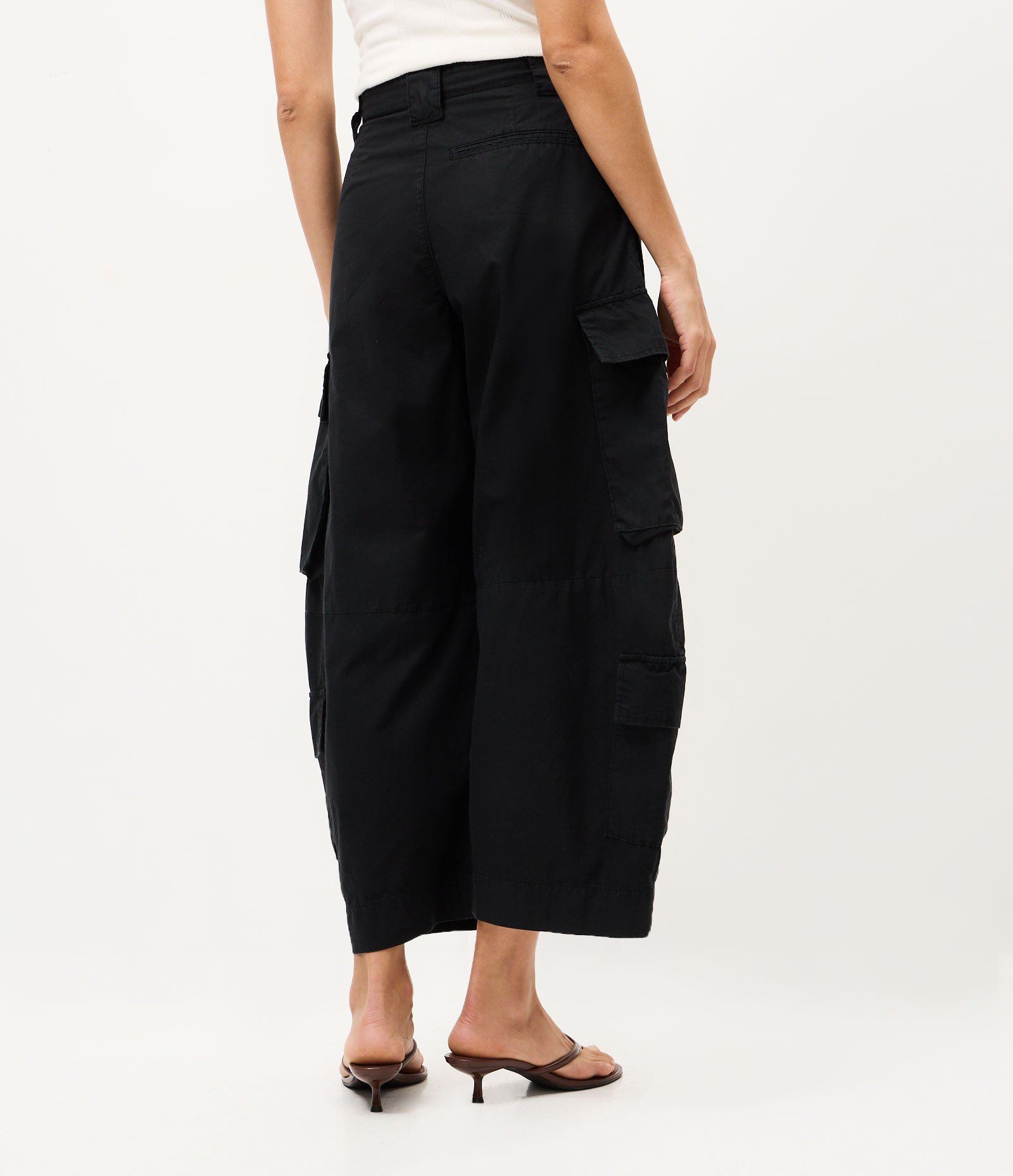 Calça Cargo em Sarja com Bolsos Utilitários e Cinto Preto 4