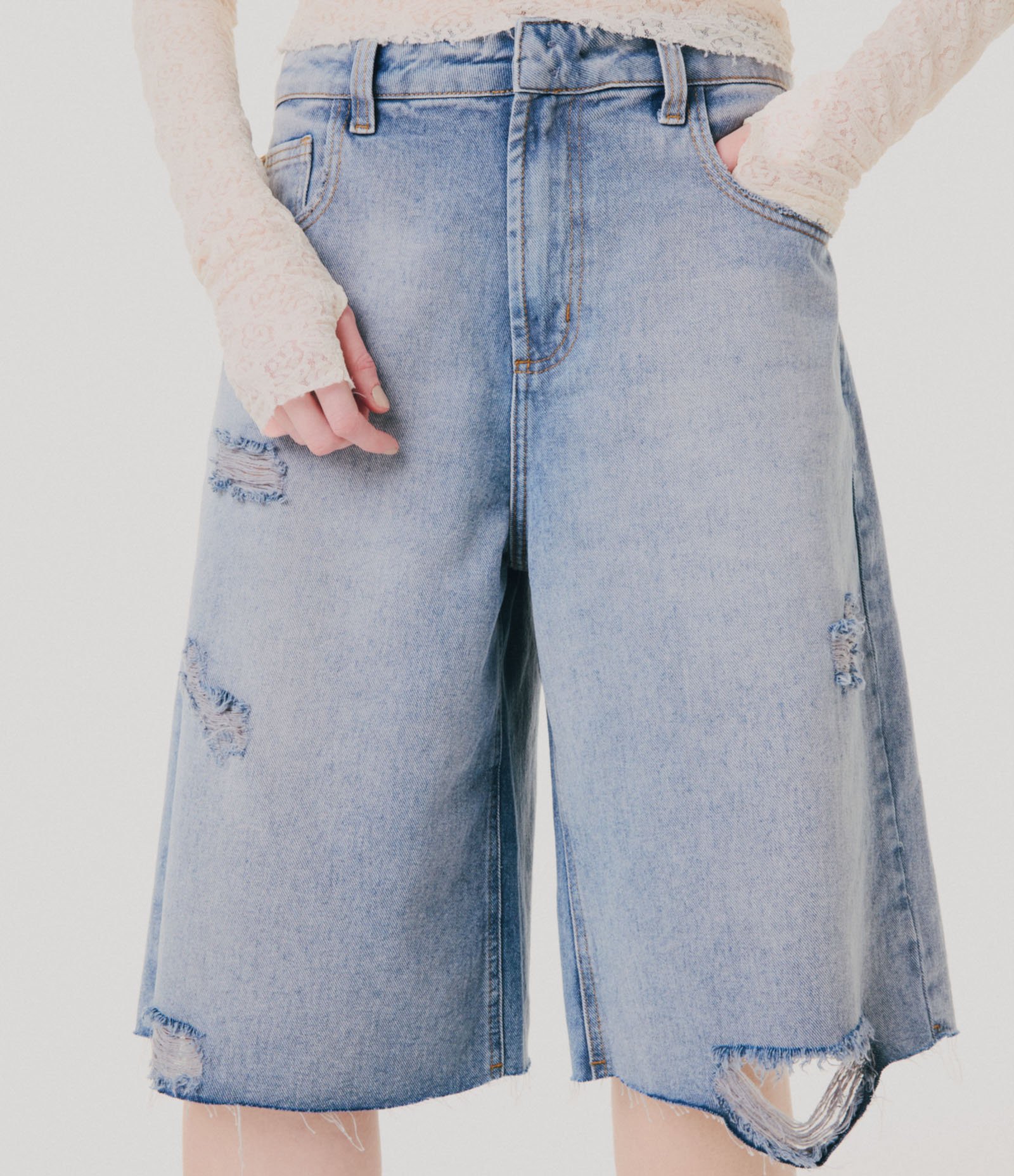 Bermuda Jorts em Jeans Destroyed com Bolsos Azul 2