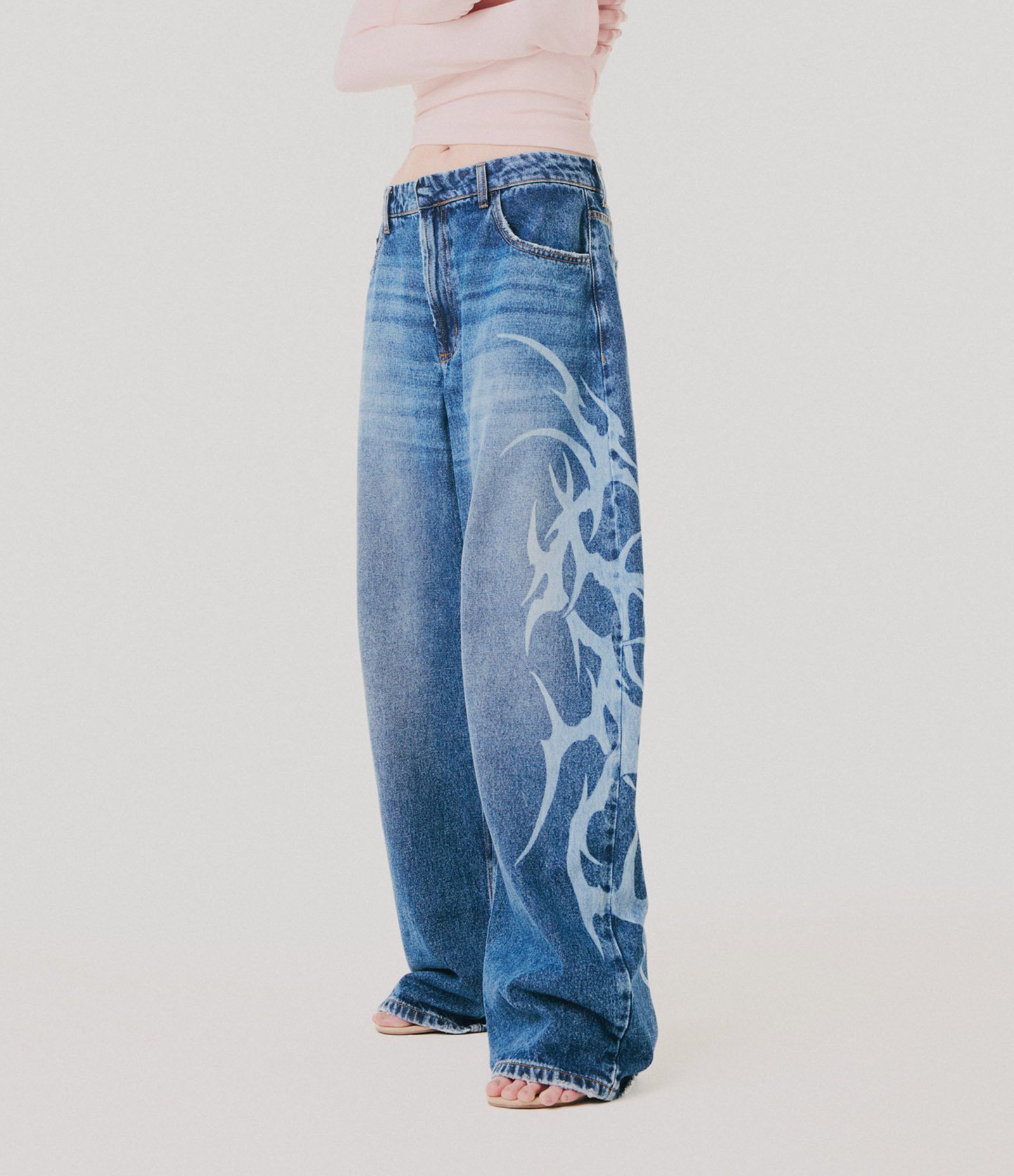 Calça Barrel Jeans com Estampa de Raios e Cintura Baixa Azul Médio 2