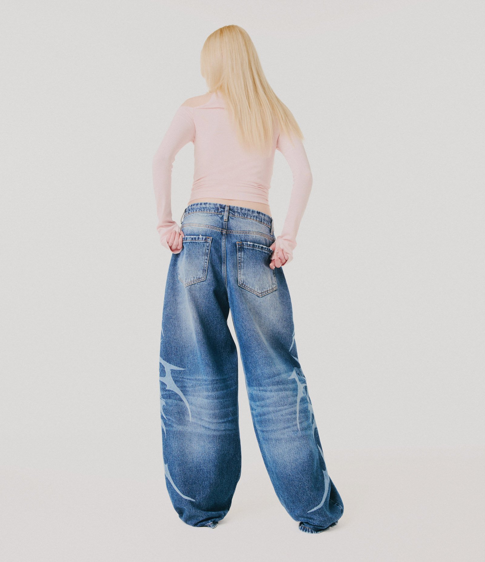 Calça Barrel Jeans com Estampa de Raios e Cintura Baixa Azul Médio 3
