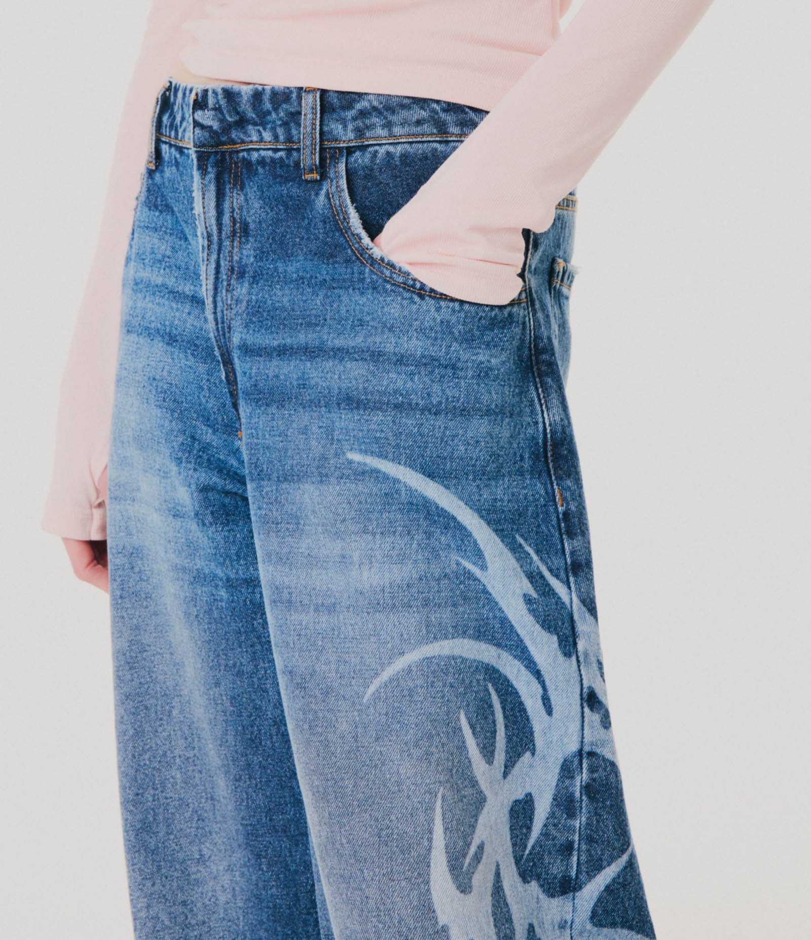Calça Barrel Jeans com Estampa de Raios e Cintura Baixa Azul Médio 4