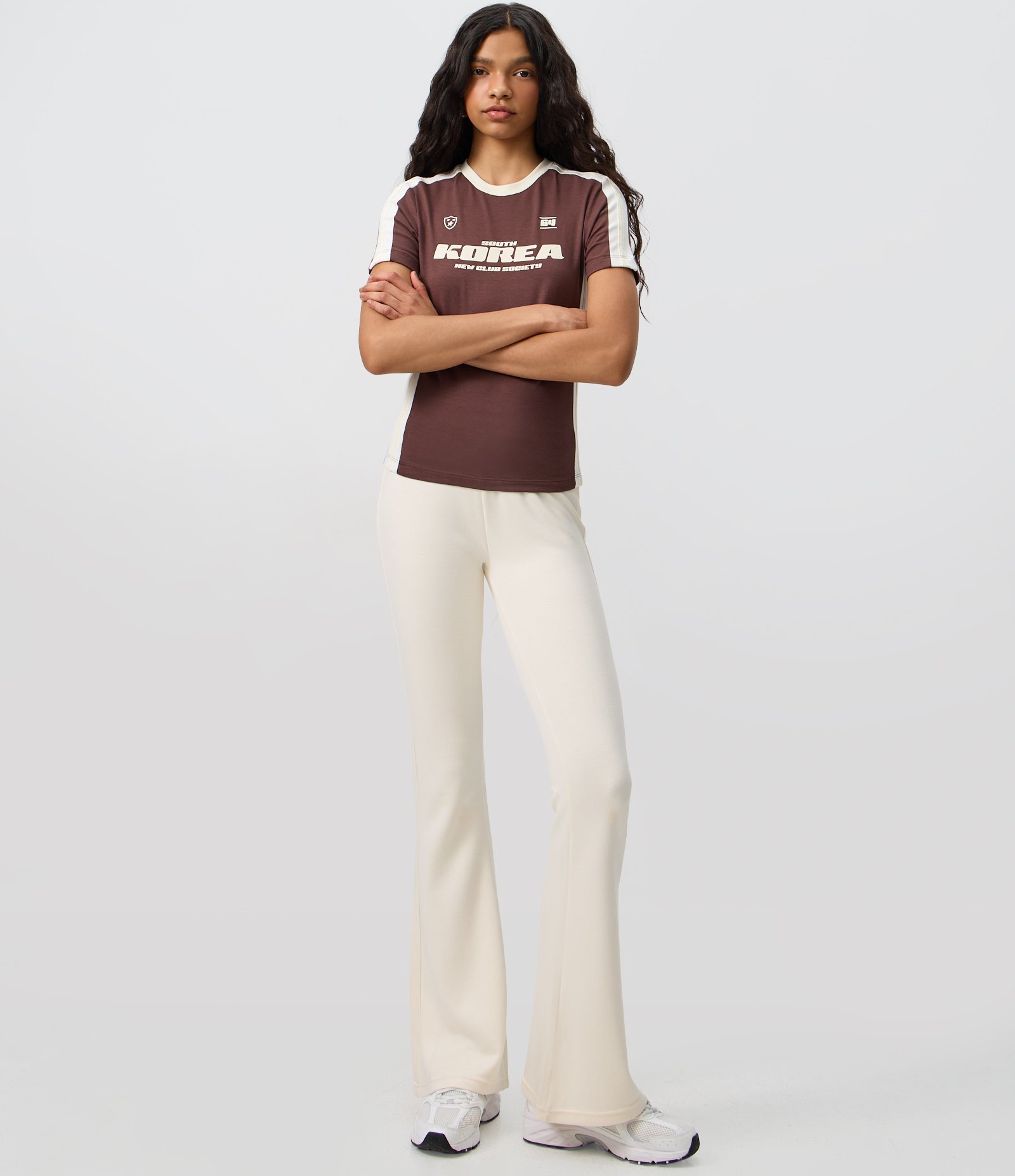 Camiseta com Lettering Korea New Club Society e Recortes Contrastantes Marrom 1
