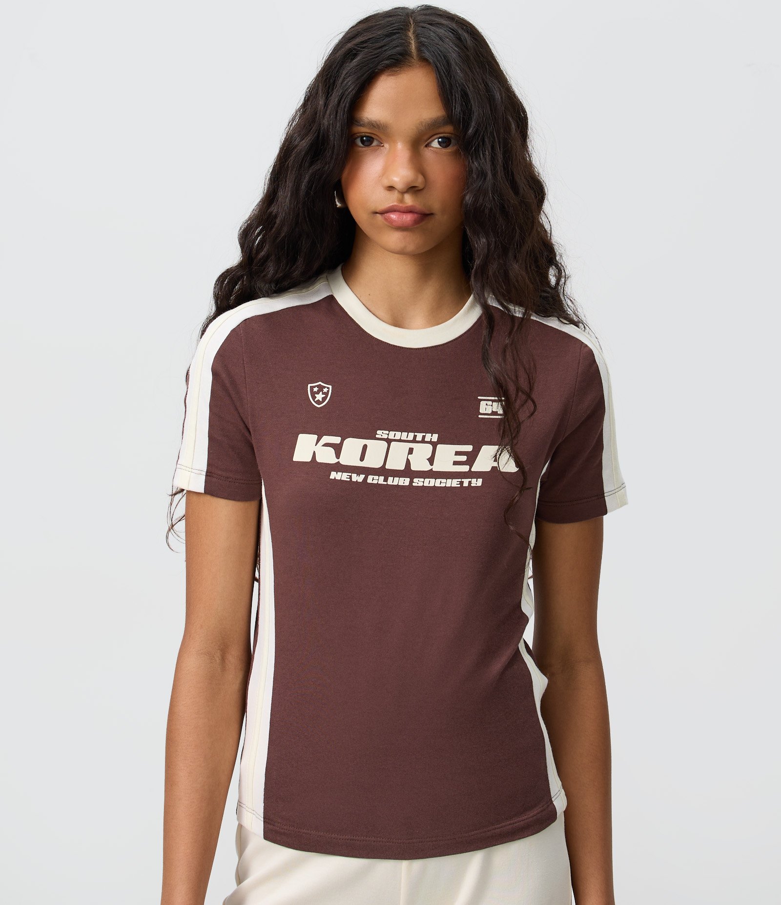 Camiseta com Lettering Korea New Club Society e Recortes Contrastantes Marrom 2