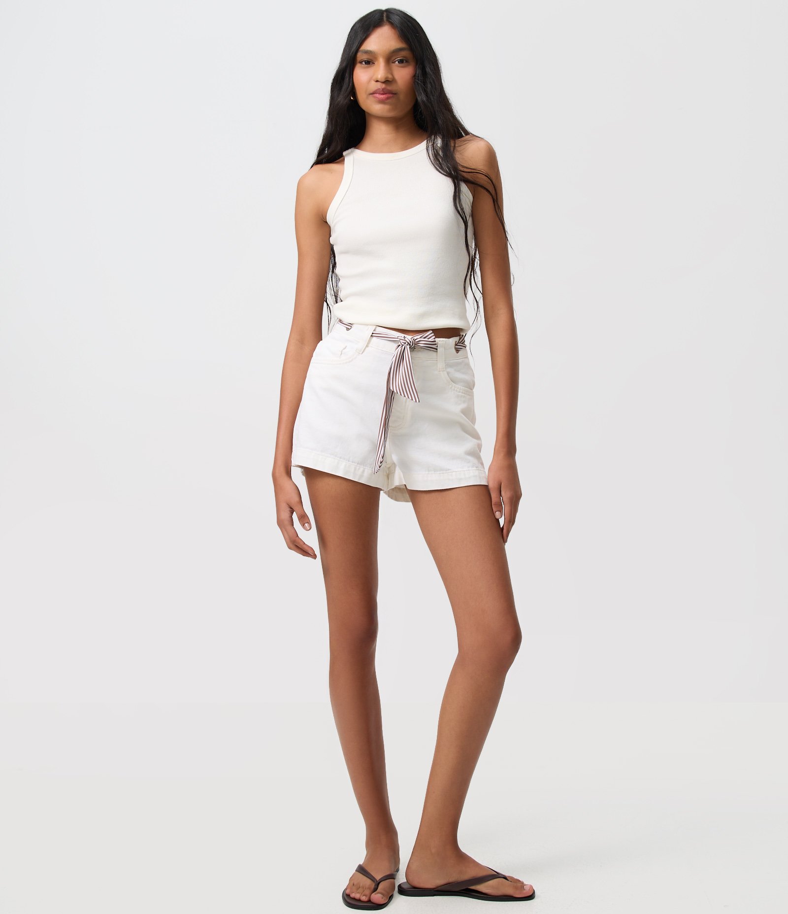 Short em Sarja com Lenço Listrado e Ilhoses Branco 2