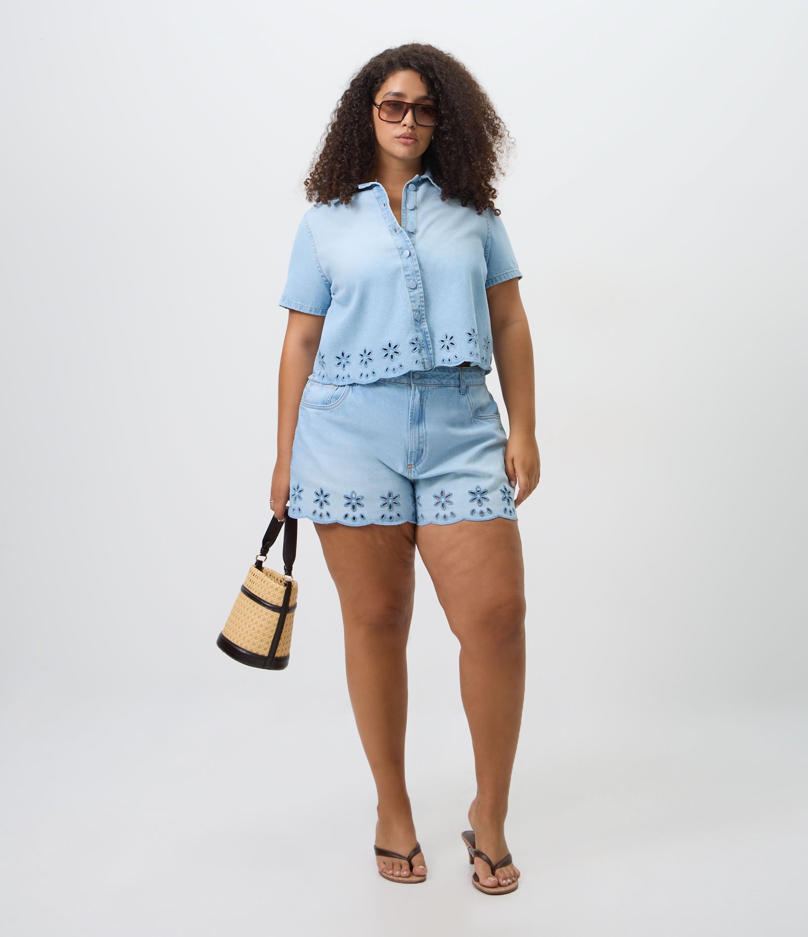 Camisa em Jeans com Bordado Richelieu Curve & Plus Size Azul 2