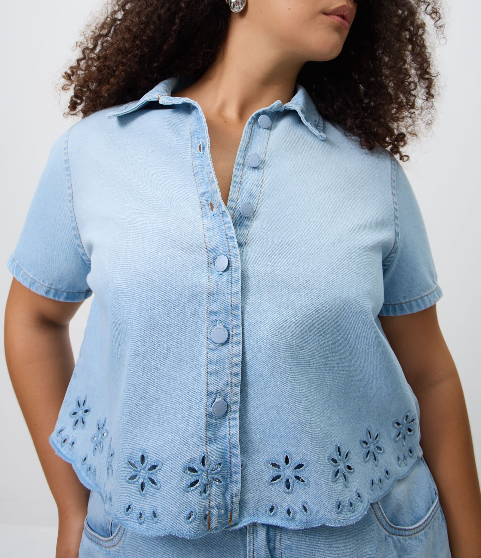 Camisa em Jeans com Bordado Richelieu Curve & Plus Size Azul 3