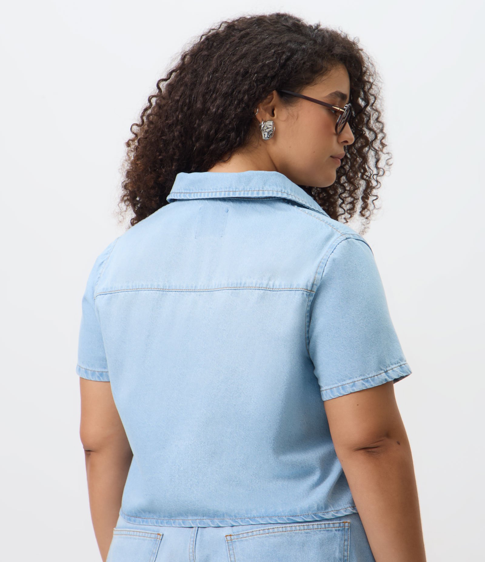 Camisa em Jeans com Bordado Richelieu Curve & Plus Size Azul 4