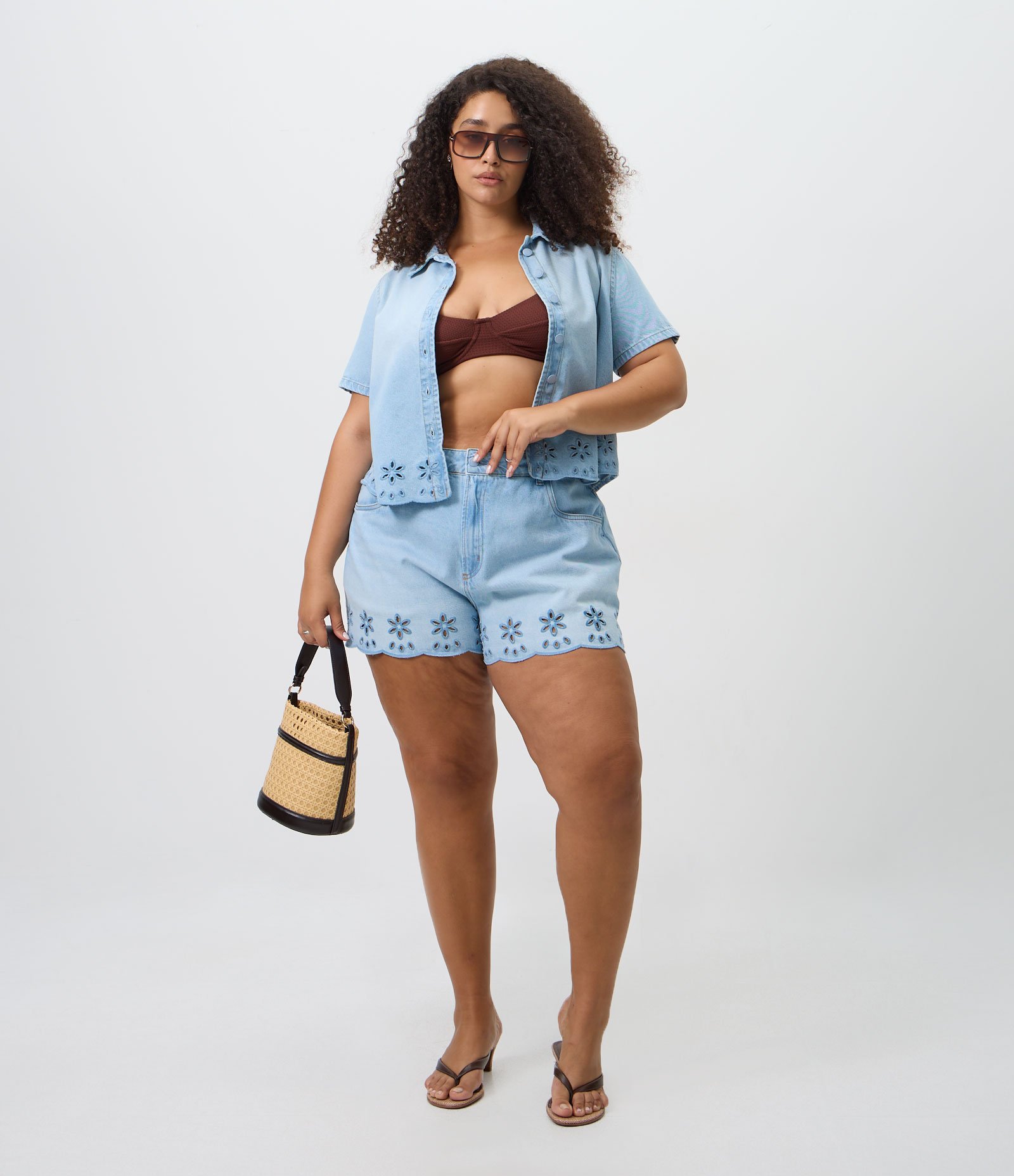 Short Evasê em Jeans com Bordado Richelieu Curve & Plus Size Azul 1