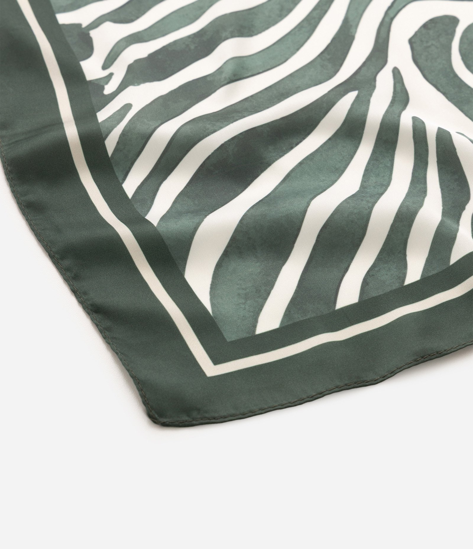 Lenço em Cetim com Estampa de Folhagem Verde 3