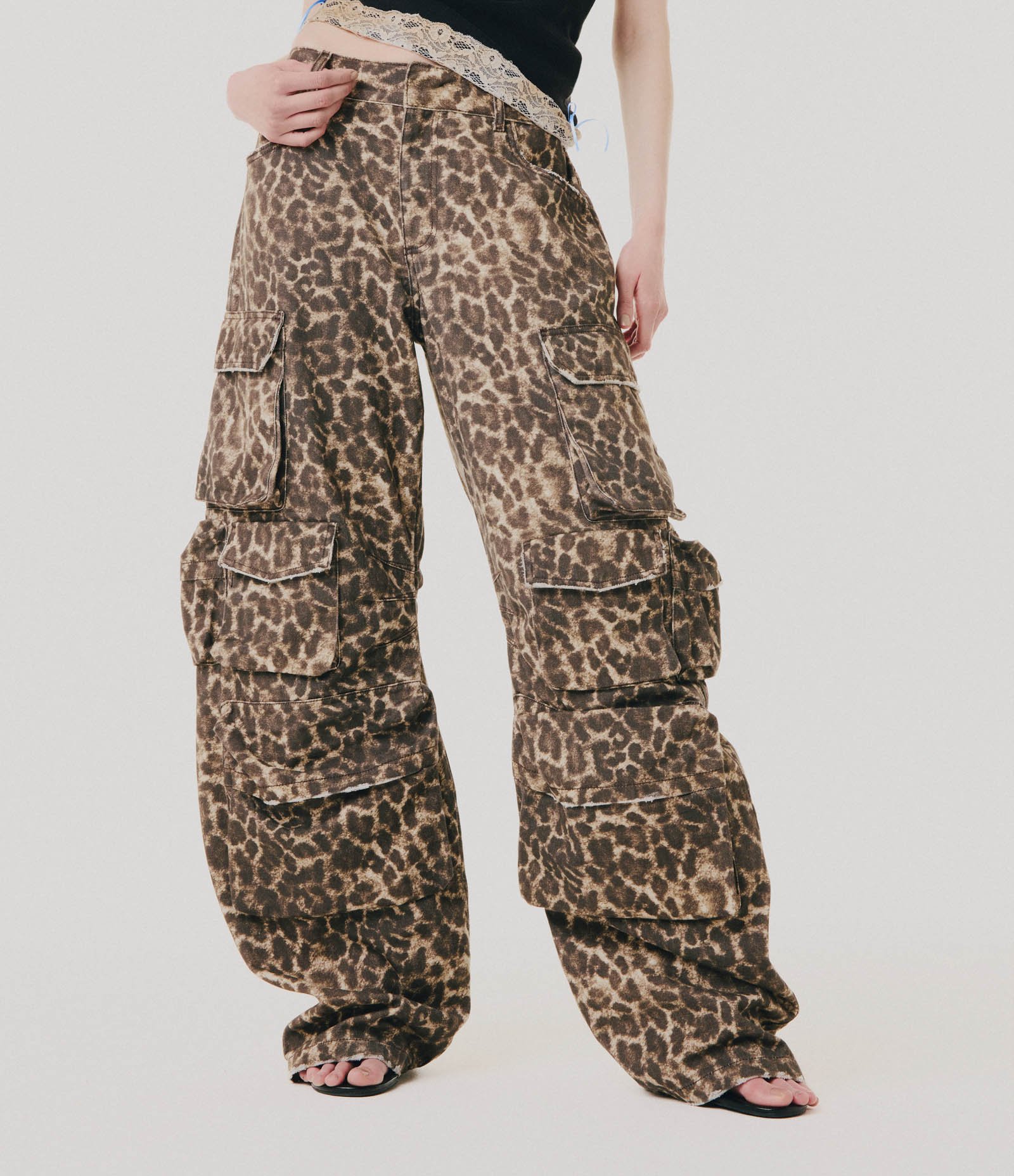 Calça Balloon em Jeans com Bolsos Cargo e Estampa Animal Print Marrom 2