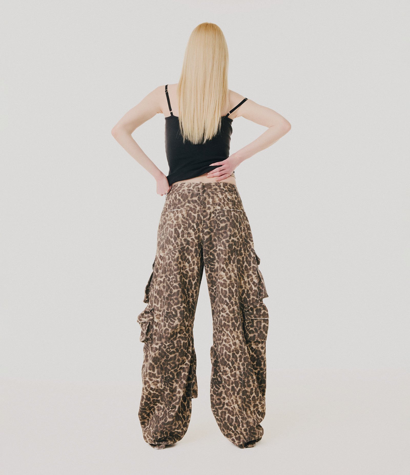 Calça Balloon em Jeans com Bolsos Cargo e Estampa Animal Print Marrom 4